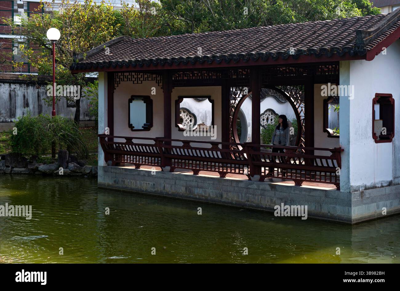 Fukushuen tradizionale giardino cinese classico modellato sul giardino di Fuzhou costruito nell'ex area Chinatown del villaggio di Kume di Naha, Okinawa, Giappone Foto Stock