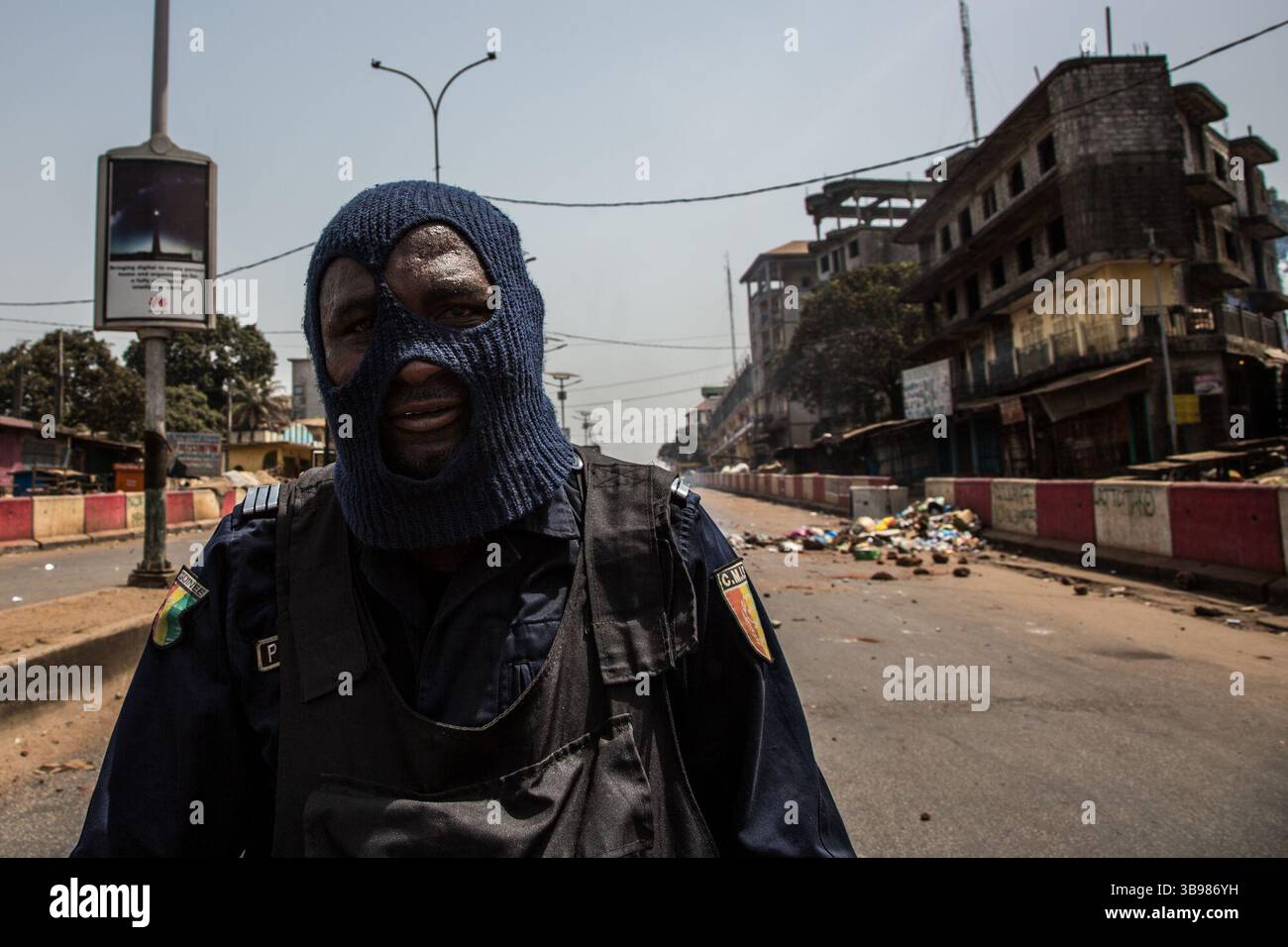 29 febbraio 2020, Conakry, Conakry, Guinea: Dopo l'annuncio di Alpha Conde, su iniziativa di un nuovo rinvio delle elezioni, si sono verificati scontri tra la polizia e i giovani del distretto di Hamdallaye, nella periferia di Conakry. Diverse dozzine di manifestanti affrontarono la polizia e i gendarmi lungo uno degli assi principali della capitale. (Immagine di credito: © Sadak Souici/ZUMA Press Wire) Foto Stock