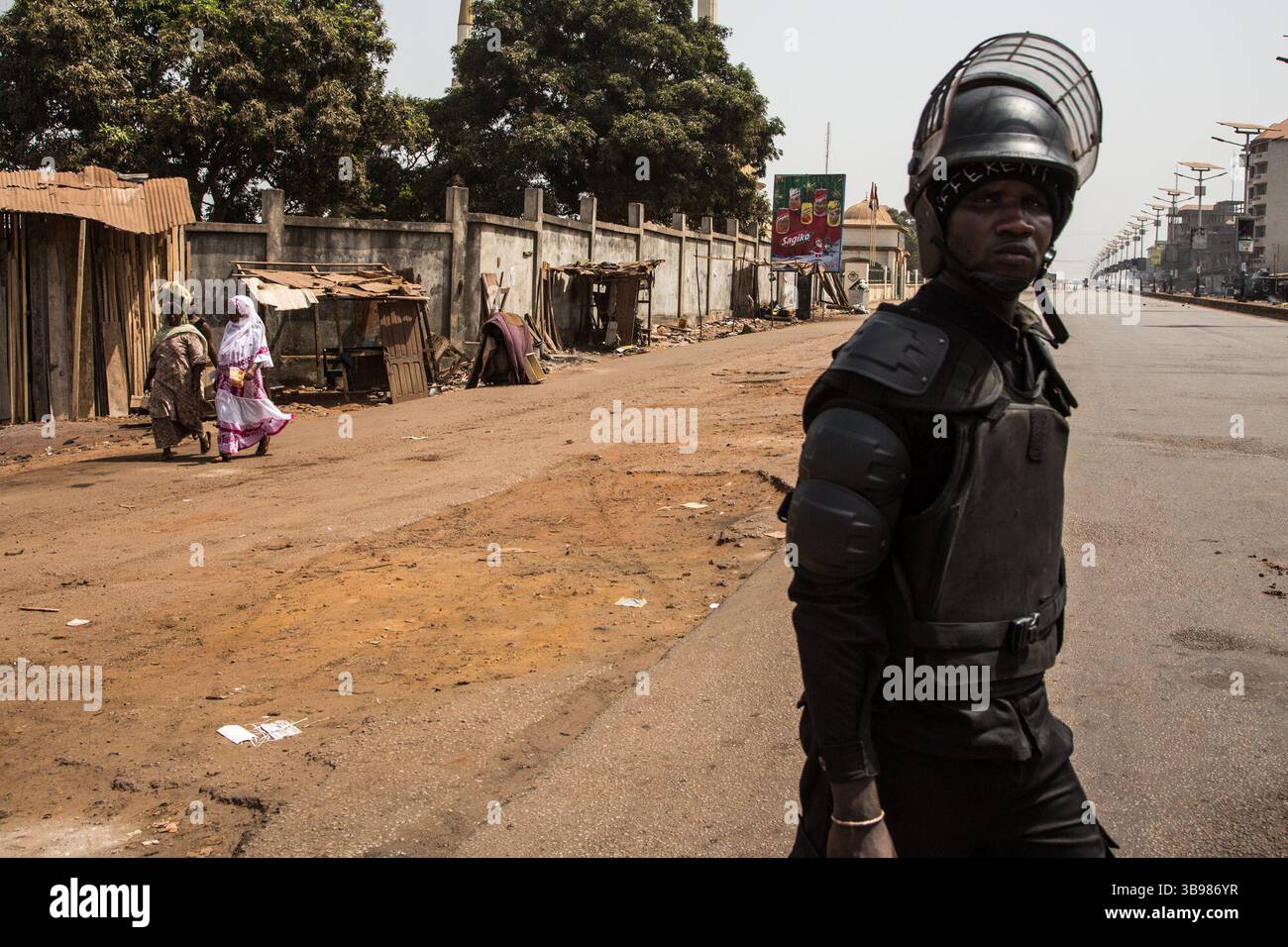 29 febbraio 2020, Conakry, Conakry, Guinea: Dopo l'annuncio di Alpha Conde, su iniziativa di un nuovo rinvio delle elezioni, si sono verificati scontri tra la polizia e i giovani del distretto di Hamdallaye, nella periferia di Conakry. Diverse dozzine di manifestanti affrontarono la polizia e i gendarmi lungo uno degli assi principali della capitale. (Immagine di credito: © Sadak Souici/ZUMA Press Wire) Foto Stock