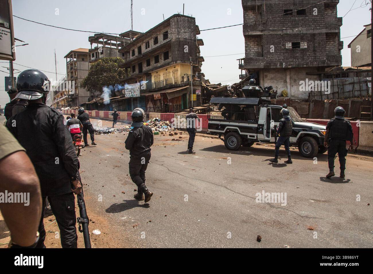 29 febbraio 2020, Conakry, Conakry, Guinea: Dopo l'annuncio di Alpha Conde, su iniziativa di un nuovo rinvio delle elezioni, si sono verificati scontri tra la polizia e i giovani del distretto di Hamdallaye, nella periferia di Conakry. Diverse dozzine di manifestanti affrontarono la polizia e i gendarmi lungo uno degli assi principali della capitale. (Immagine di credito: © Sadak Souici/ZUMA Press Wire) Foto Stock
