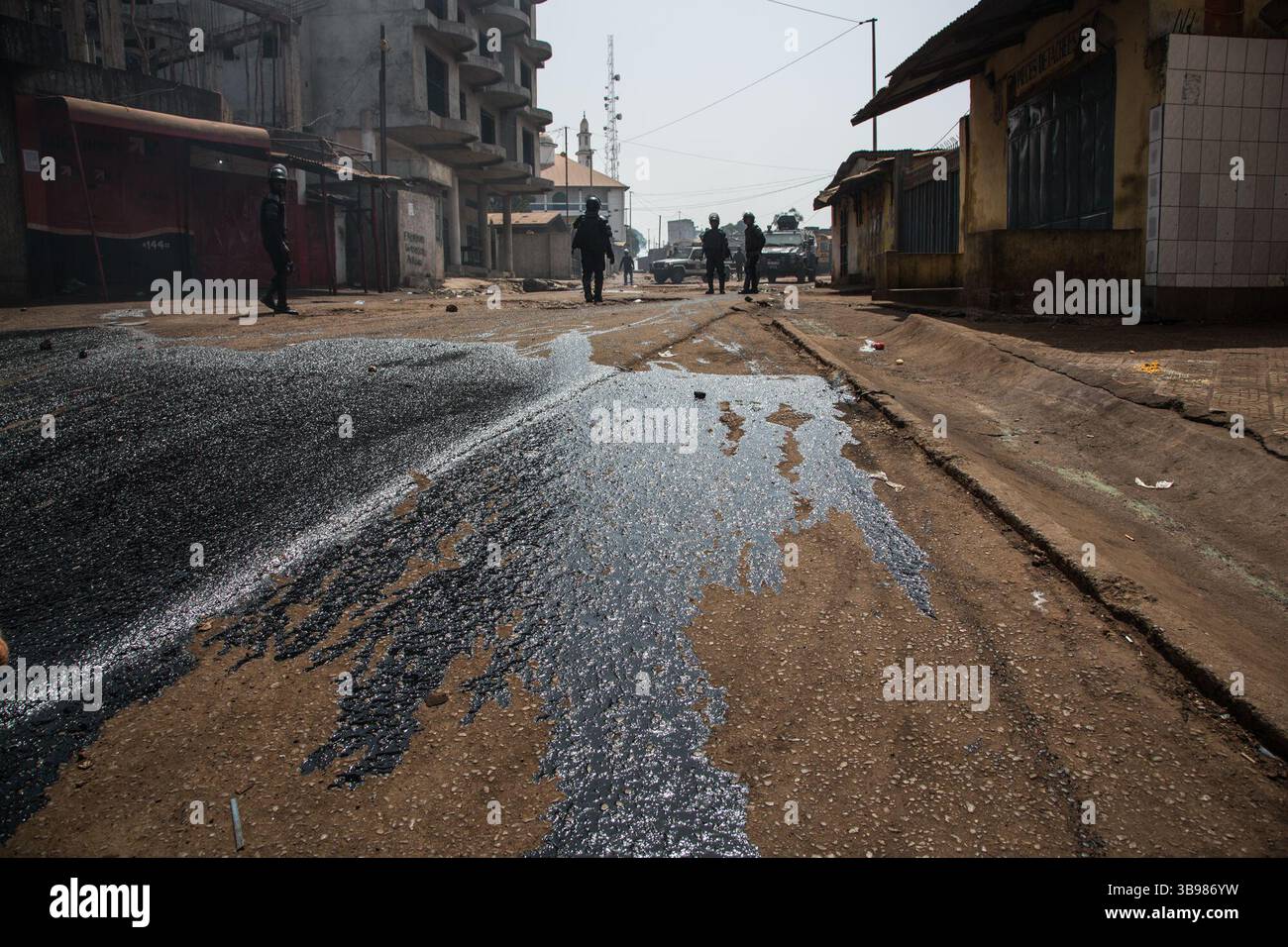 29 febbraio 2020, Conakry, Conakry, Guinea: Dopo l'annuncio di Alpha Conde, su iniziativa di un nuovo rinvio delle elezioni, si sono verificati scontri tra la polizia e i giovani del distretto di Hamdallaye, nella periferia di Conakry. Diverse dozzine di manifestanti affrontarono la polizia e i gendarmi lungo uno degli assi principali della capitale. (Immagine di credito: © Sadak Souici/ZUMA Press Wire) Foto Stock