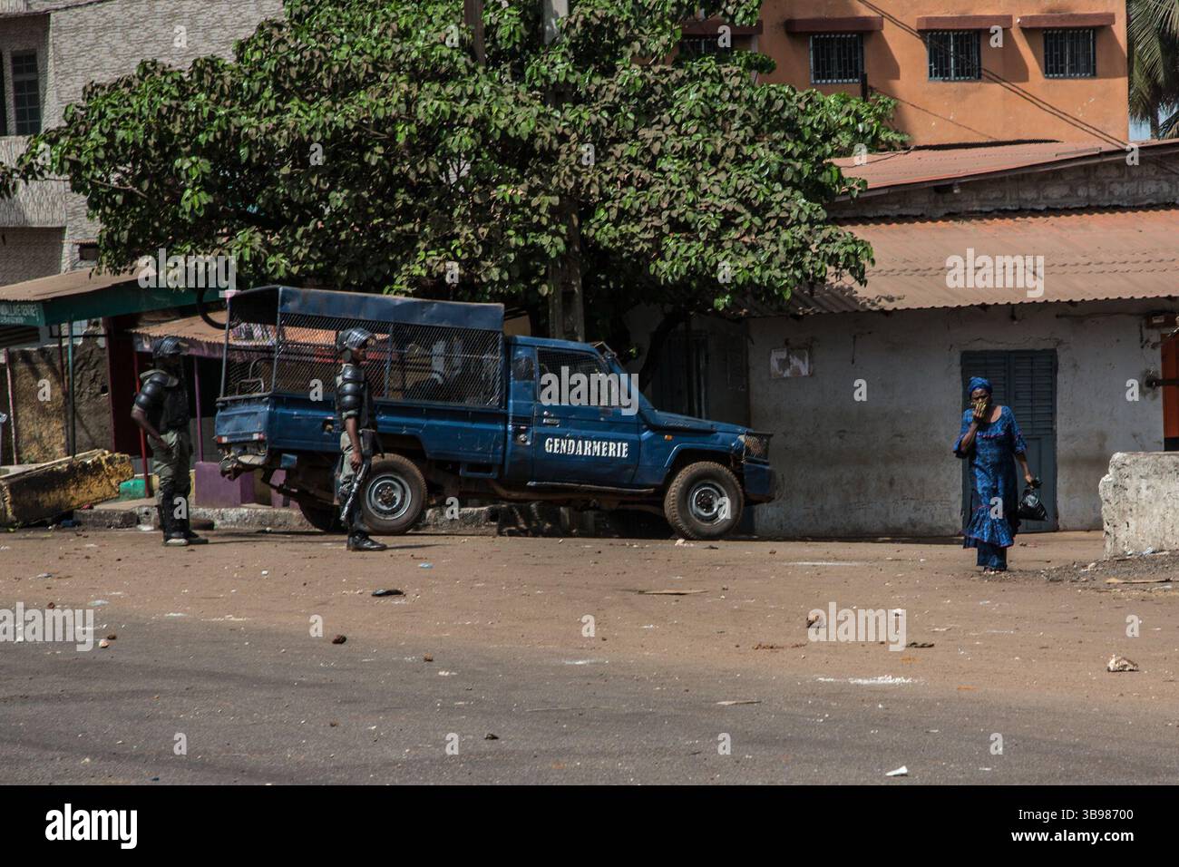 29 febbraio 2020, Conakry, Conakry, Guinea: Dopo l'annuncio di Alpha Conde, su iniziativa di un nuovo rinvio delle elezioni, si sono verificati scontri tra la polizia e i giovani del distretto di Hamdallaye, nella periferia di Conakry. Diverse dozzine di manifestanti affrontarono la polizia e i gendarmi lungo uno degli assi principali della capitale. (Immagine di credito: © Sadak Souici/ZUMA Press Wire) Foto Stock