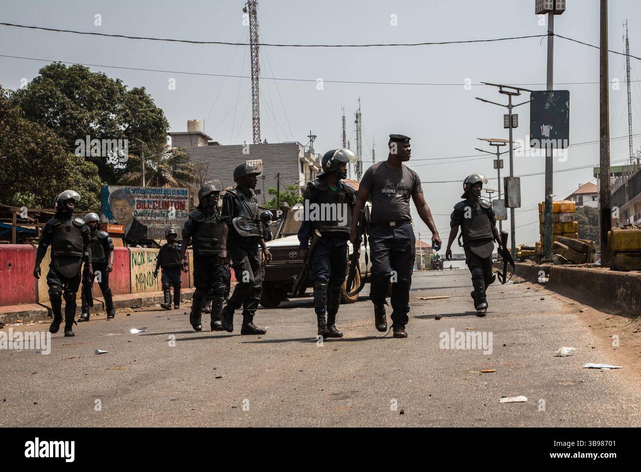 29 febbraio 2020, Conakry, Conakry, Guinea: Dopo l'annuncio di Alpha Conde, su iniziativa di un nuovo rinvio delle elezioni, si sono verificati scontri tra la polizia e i giovani del distretto di Hamdallaye, nella periferia di Conakry. Diverse dozzine di manifestanti affrontarono la polizia e i gendarmi lungo uno degli assi principali della capitale. (Immagine di credito: © Sadak Souici/ZUMA Press Wire) Foto Stock