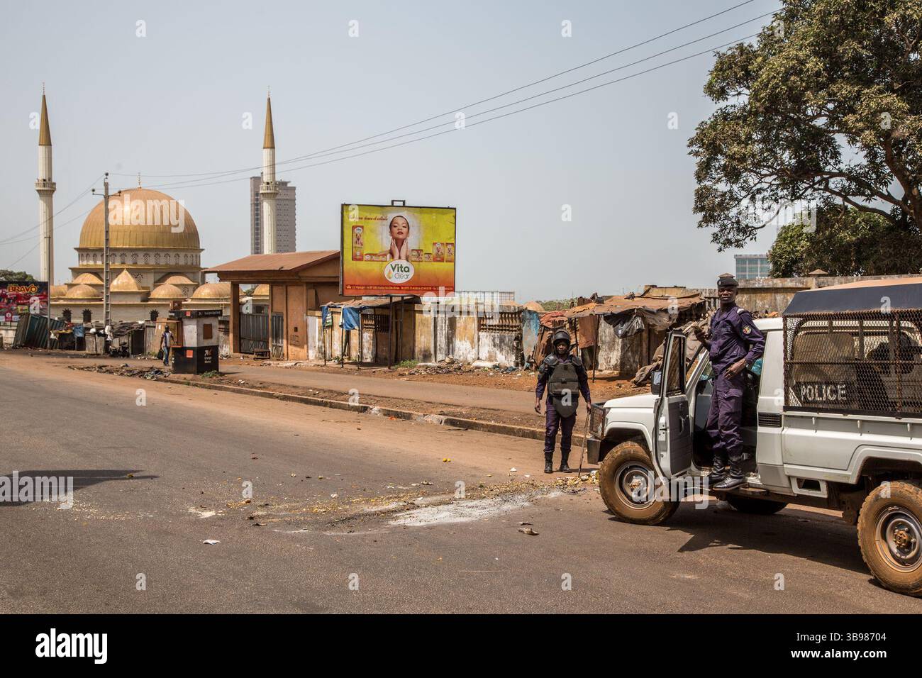 29 febbraio 2020, Conakry, Conakry, Guinea: Dopo l'annuncio di Alpha Conde, su iniziativa di un nuovo rinvio delle elezioni, si sono verificati scontri tra la polizia e i giovani del distretto di Hamdallaye, nella periferia di Conakry. Diverse dozzine di manifestanti affrontarono la polizia e i gendarmi lungo uno degli assi principali della capitale. (Immagine di credito: © Sadak Souici/ZUMA Press Wire) Foto Stock