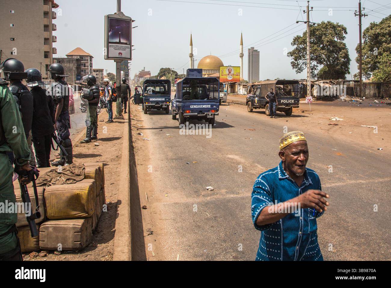 29 febbraio 2020, Conakry, Conakry, Guinea: Dopo l'annuncio di Alpha Conde, su iniziativa di un nuovo rinvio delle elezioni, si sono verificati scontri tra la polizia e i giovani del distretto di Hamdallaye, nella periferia di Conakry. Diverse dozzine di manifestanti affrontarono la polizia e i gendarmi lungo uno degli assi principali della capitale. (Immagine di credito: © Sadak Souici/ZUMA Press Wire) Foto Stock
