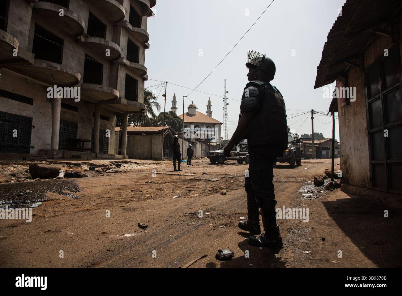 29 febbraio 2020, Conakry, Conakry, Guinea: Dopo l'annuncio di Alpha Conde, su iniziativa di un nuovo rinvio delle elezioni, si sono verificati scontri tra la polizia e i giovani del distretto di Hamdallaye, nella periferia di Conakry. Diverse dozzine di manifestanti affrontarono la polizia e i gendarmi lungo uno degli assi principali della capitale. (Immagine di credito: © Sadak Souici/ZUMA Press Wire) Foto Stock