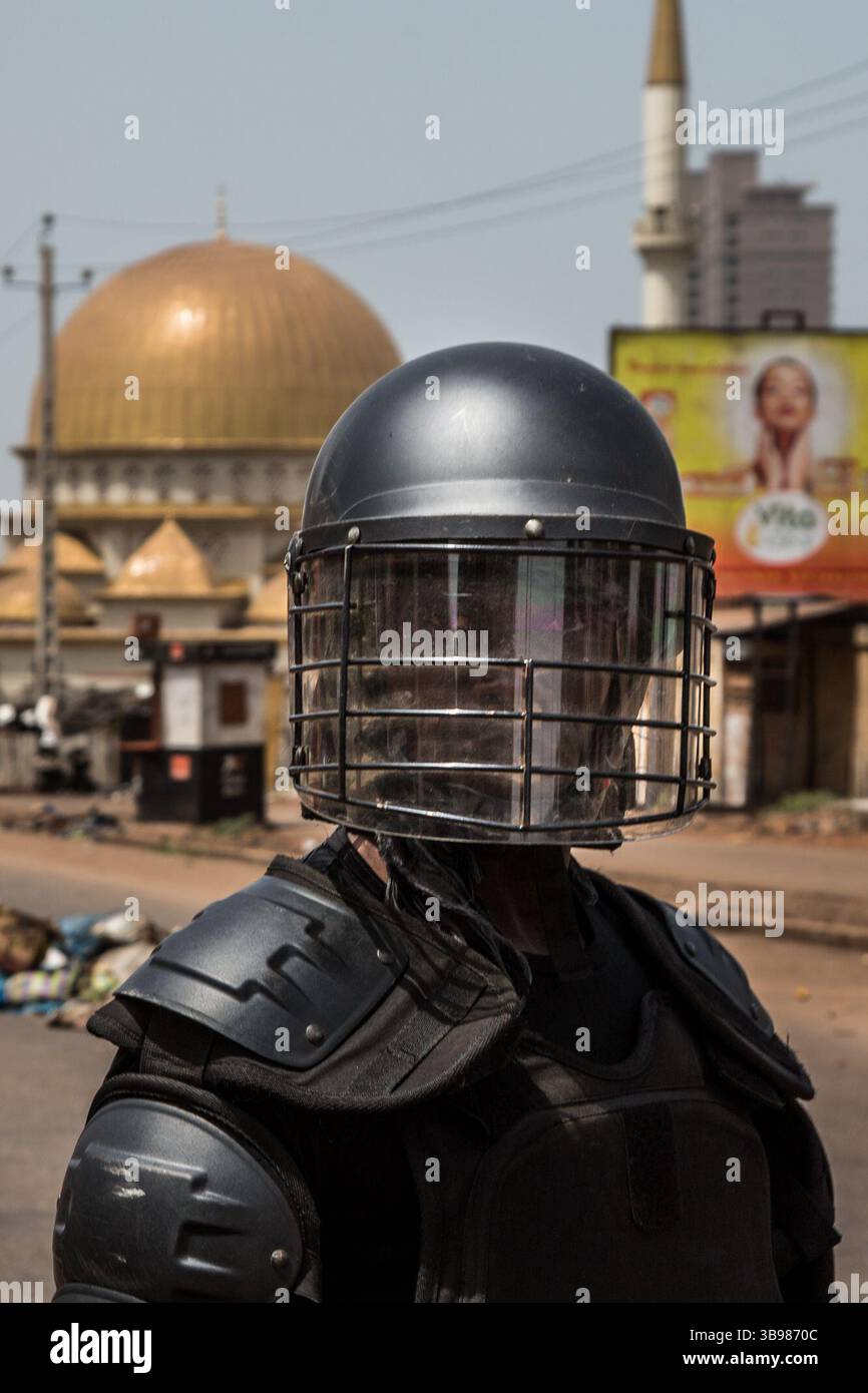 29 febbraio 2020, Conakry, Conakry, Guinea: Dopo l'annuncio di Alpha Conde, su iniziativa di un nuovo rinvio delle elezioni, si sono verificati scontri tra la polizia e i giovani del distretto di Hamdallaye, nella periferia di Conakry. Diverse dozzine di manifestanti affrontarono la polizia e i gendarmi lungo uno degli assi principali della capitale. (Immagine di credito: © Sadak Souici/ZUMA Press Wire) Foto Stock
