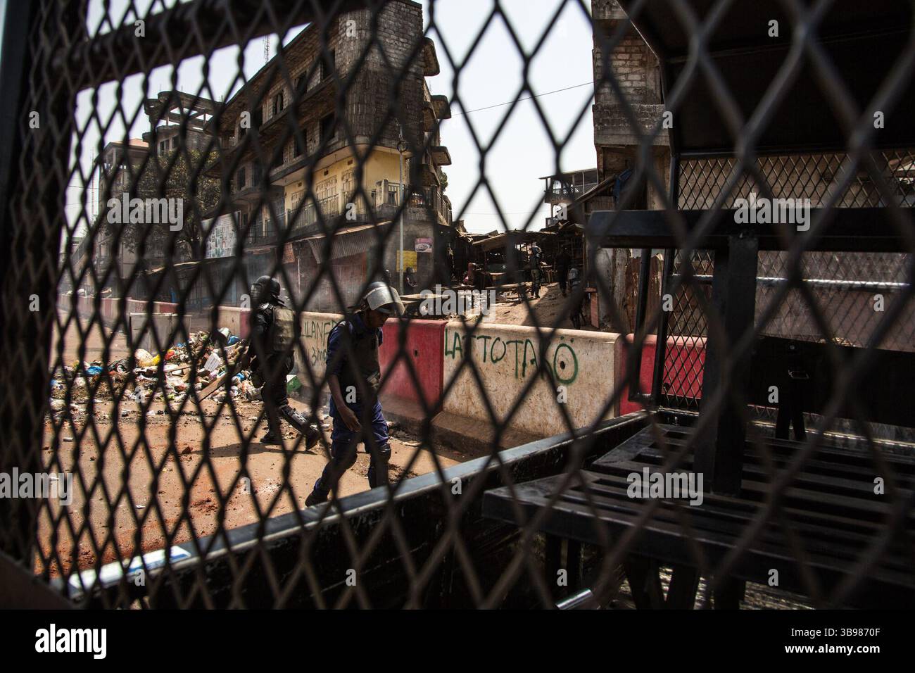 29 febbraio 2020, Conakry, Conakry, Guinea: Dopo l'annuncio di Alpha Conde, su iniziativa di un nuovo rinvio delle elezioni, si sono verificati scontri tra la polizia e i giovani del distretto di Hamdallaye, nella periferia di Conakry. Diverse dozzine di manifestanti affrontarono la polizia e i gendarmi lungo uno degli assi principali della capitale. (Immagine di credito: © Sadak Souici/ZUMA Press Wire) Foto Stock
