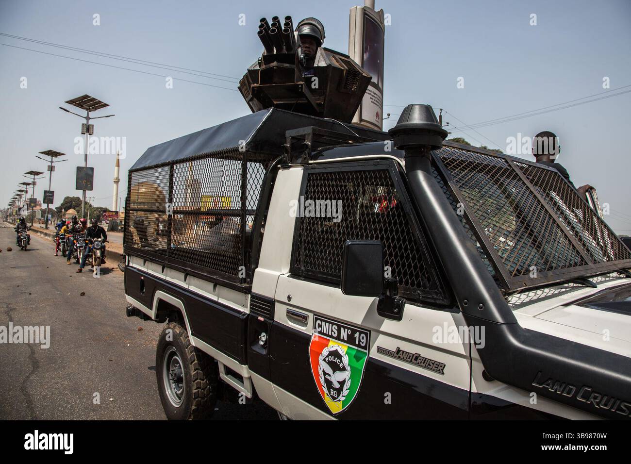 29 febbraio 2020, Conakry, Conakry, Guinea: Dopo l'annuncio di Alpha Conde, su iniziativa di un nuovo rinvio delle elezioni, si sono verificati scontri tra la polizia e i giovani del distretto di Hamdallaye, nella periferia di Conakry. Diverse dozzine di manifestanti affrontarono la polizia e i gendarmi lungo uno degli assi principali della capitale. (Immagine di credito: © Sadak Souici/ZUMA Press Wire) Foto Stock