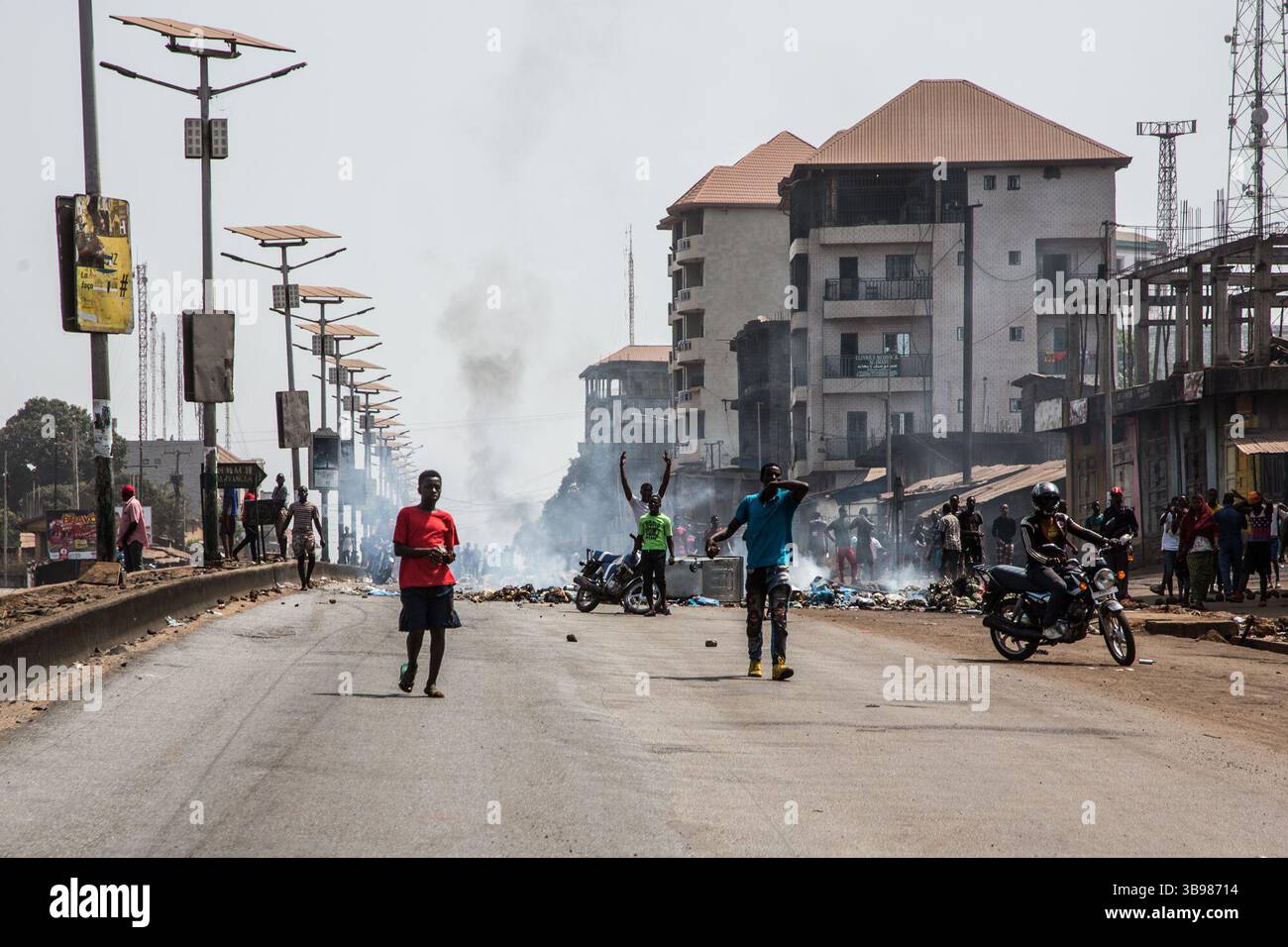 29 febbraio 2020, Conakry, Conakry, Guinea: Dopo l'annuncio di Alpha Conde, su iniziativa di un nuovo rinvio delle elezioni, si sono verificati scontri tra la polizia e i giovani del distretto di Hamdallaye, nella periferia di Conakry. Diverse dozzine di manifestanti affrontarono la polizia e i gendarmi lungo uno degli assi principali della capitale. (Immagine di credito: © Sadak Souici/ZUMA Press Wire) Foto Stock