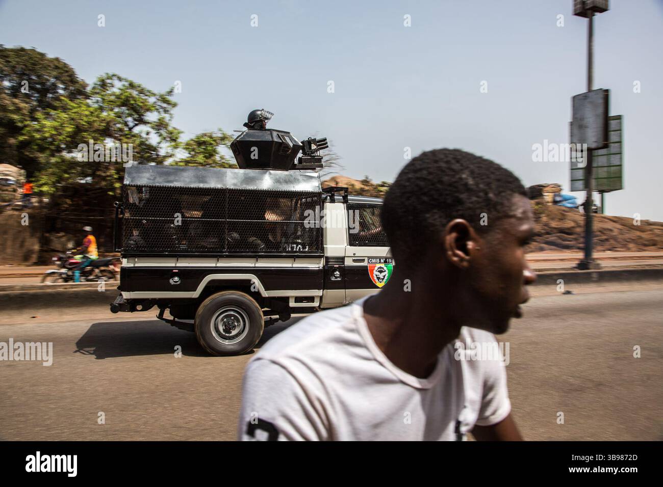 29 febbraio 2020, Conakry, Conakry, Guinea: Dopo l'annuncio di Alpha Conde, su iniziativa di un nuovo rinvio delle elezioni, si sono verificati scontri tra la polizia e i giovani del distretto di Hamdallaye, nella periferia di Conakry. Diverse dozzine di manifestanti affrontarono la polizia e i gendarmi lungo uno degli assi principali della capitale. (Immagine di credito: © Sadak Souici/ZUMA Press Wire) Foto Stock