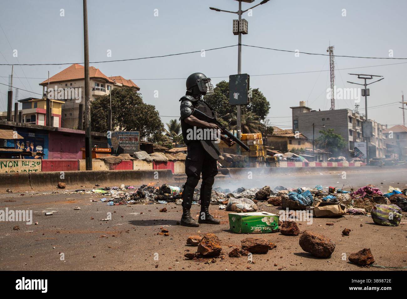 29 febbraio 2020, Conakry, Conakry, Guinea: Dopo l'annuncio di Alpha Conde, su iniziativa di un nuovo rinvio delle elezioni, si sono verificati scontri tra la polizia e i giovani del distretto di Hamdallaye, nella periferia di Conakry. Diverse dozzine di manifestanti affrontarono la polizia e i gendarmi lungo uno degli assi principali della capitale. (Immagine di credito: © Sadak Souici/ZUMA Press Wire) Foto Stock
