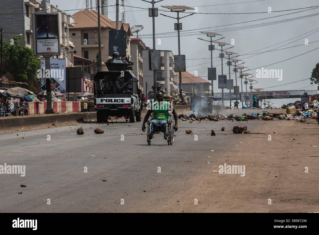 29 febbraio 2020, Conakry, Conakry, Guinea: Dopo l'annuncio di Alpha Conde, su iniziativa di un nuovo rinvio delle elezioni, si sono verificati scontri tra la polizia e i giovani del distretto di Hamdallaye, nella periferia di Conakry. Diverse dozzine di manifestanti affrontarono la polizia e i gendarmi lungo uno degli assi principali della capitale. (Immagine di credito: © Sadak Souici/ZUMA Press Wire) Foto Stock
