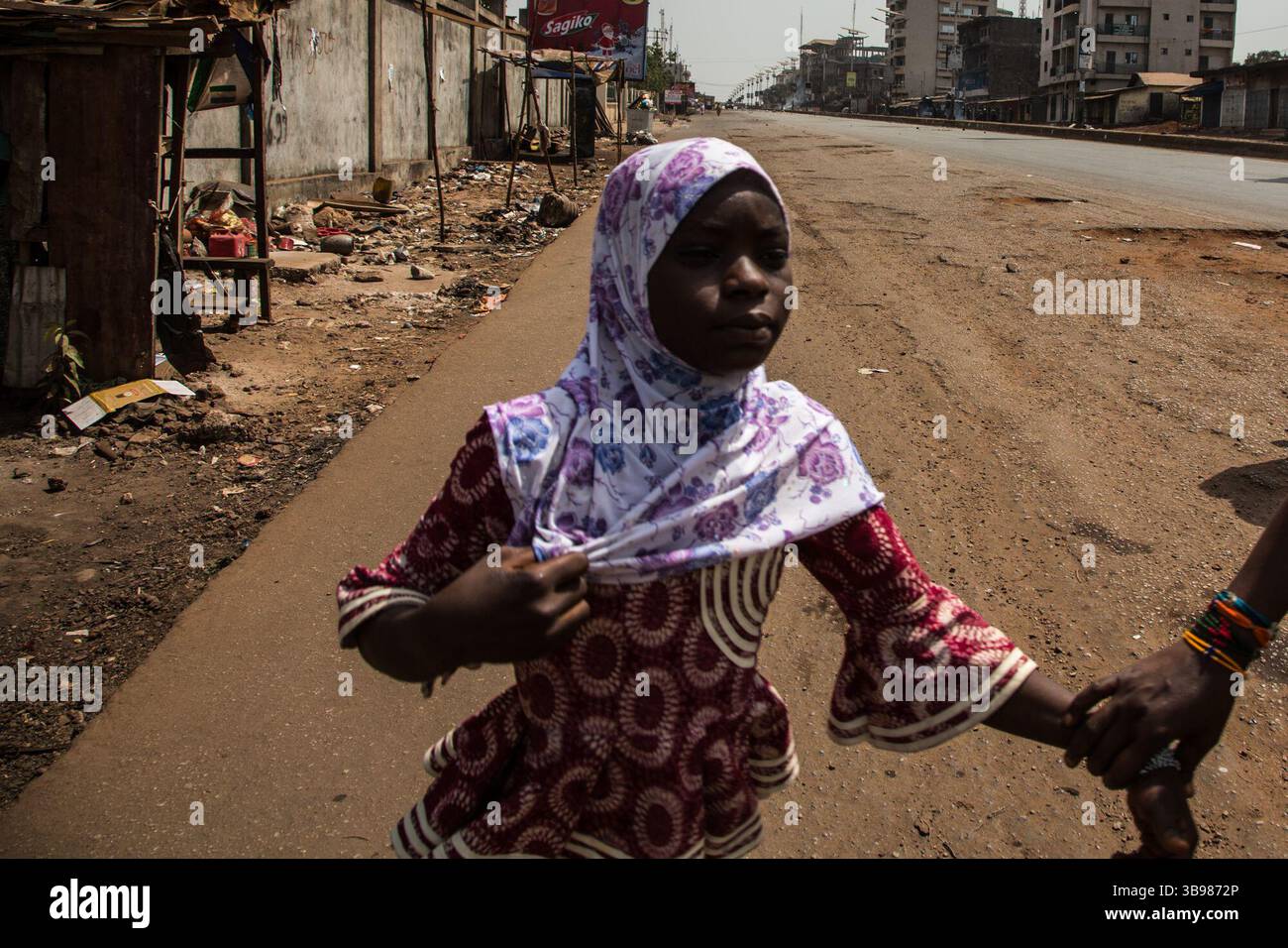 29 febbraio 2020, Conakry, Conakry, Guinea: Dopo l'annuncio di Alpha Conde, su iniziativa di un nuovo rinvio delle elezioni, si sono verificati scontri tra la polizia e i giovani del distretto di Hamdallaye, nella periferia di Conakry. Diverse dozzine di manifestanti affrontarono la polizia e i gendarmi lungo uno degli assi principali della capitale. (Immagine di credito: © Sadak Souici/ZUMA Press Wire) Foto Stock