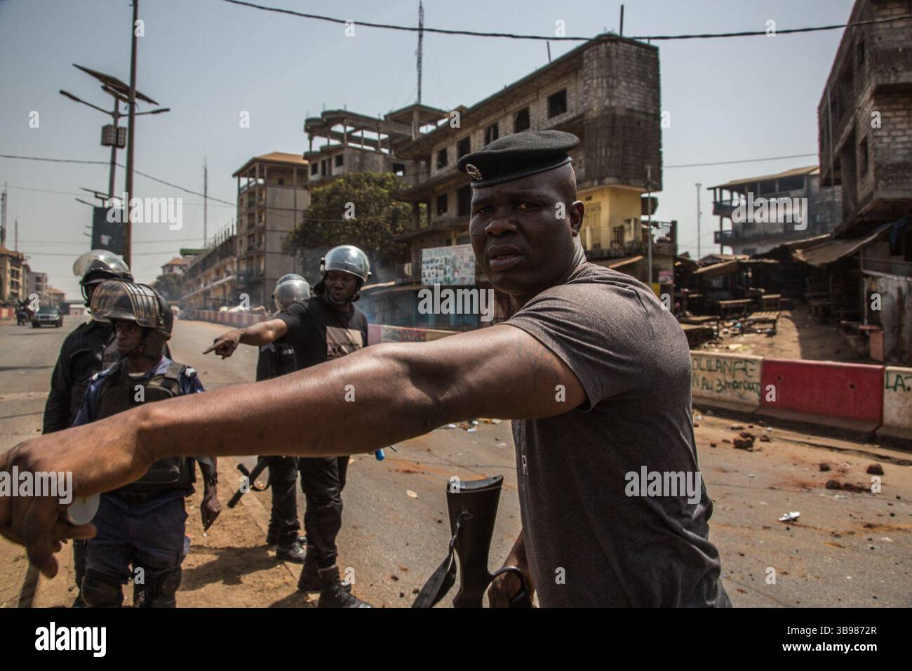 29 febbraio 2020, Conakry, Conakry, Guinea: Dopo l'annuncio di Alpha Conde, su iniziativa di un nuovo rinvio delle elezioni, si sono verificati scontri tra la polizia e i giovani del distretto di Hamdallaye, nella periferia di Conakry. Diverse dozzine di manifestanti affrontarono la polizia e i gendarmi lungo uno degli assi principali della capitale. (Immagine di credito: © Sadak Souici/ZUMA Press Wire) Foto Stock