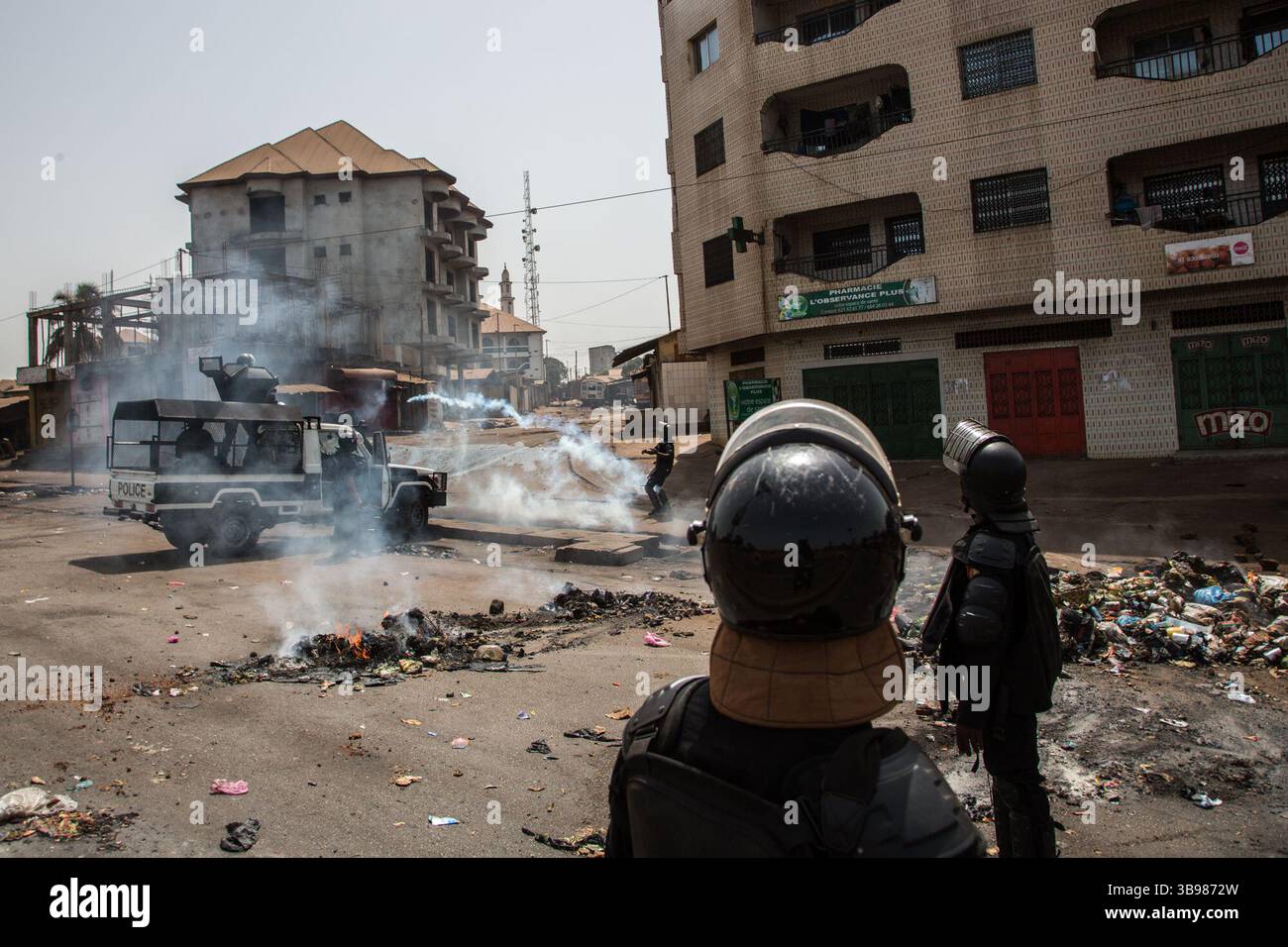 29 febbraio 2020, Conakry, Conakry, Guinea: Dopo l'annuncio di Alpha Conde, su iniziativa di un nuovo rinvio delle elezioni, si sono verificati scontri tra la polizia e i giovani del distretto di Hamdallaye, nella periferia di Conakry. Diverse dozzine di manifestanti affrontarono la polizia e i gendarmi lungo uno degli assi principali della capitale. (Immagine di credito: © Sadak Souici/ZUMA Press Wire) Foto Stock