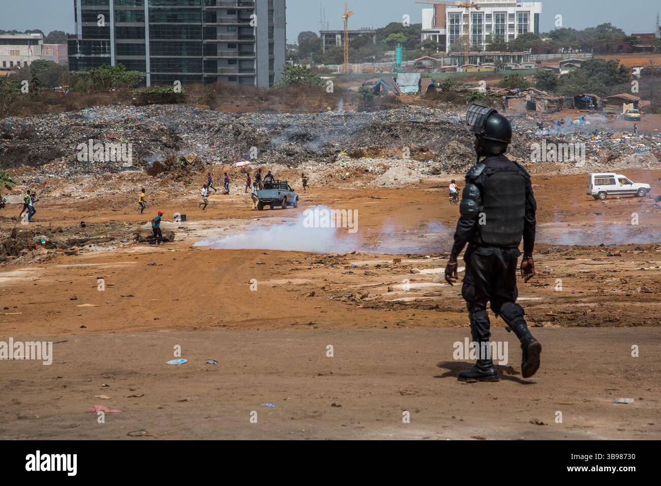 29 febbraio 2020, Conakry, Conakry, Guinea: Dopo l'annuncio di Alpha Conde, su iniziativa di un nuovo rinvio delle elezioni, si sono verificati scontri tra la polizia e i giovani del distretto di Hamdallaye, nella periferia di Conakry. Diverse dozzine di manifestanti affrontarono la polizia e i gendarmi lungo uno degli assi principali della capitale. (Immagine di credito: © Sadak Souici/ZUMA Press Wire) Foto Stock