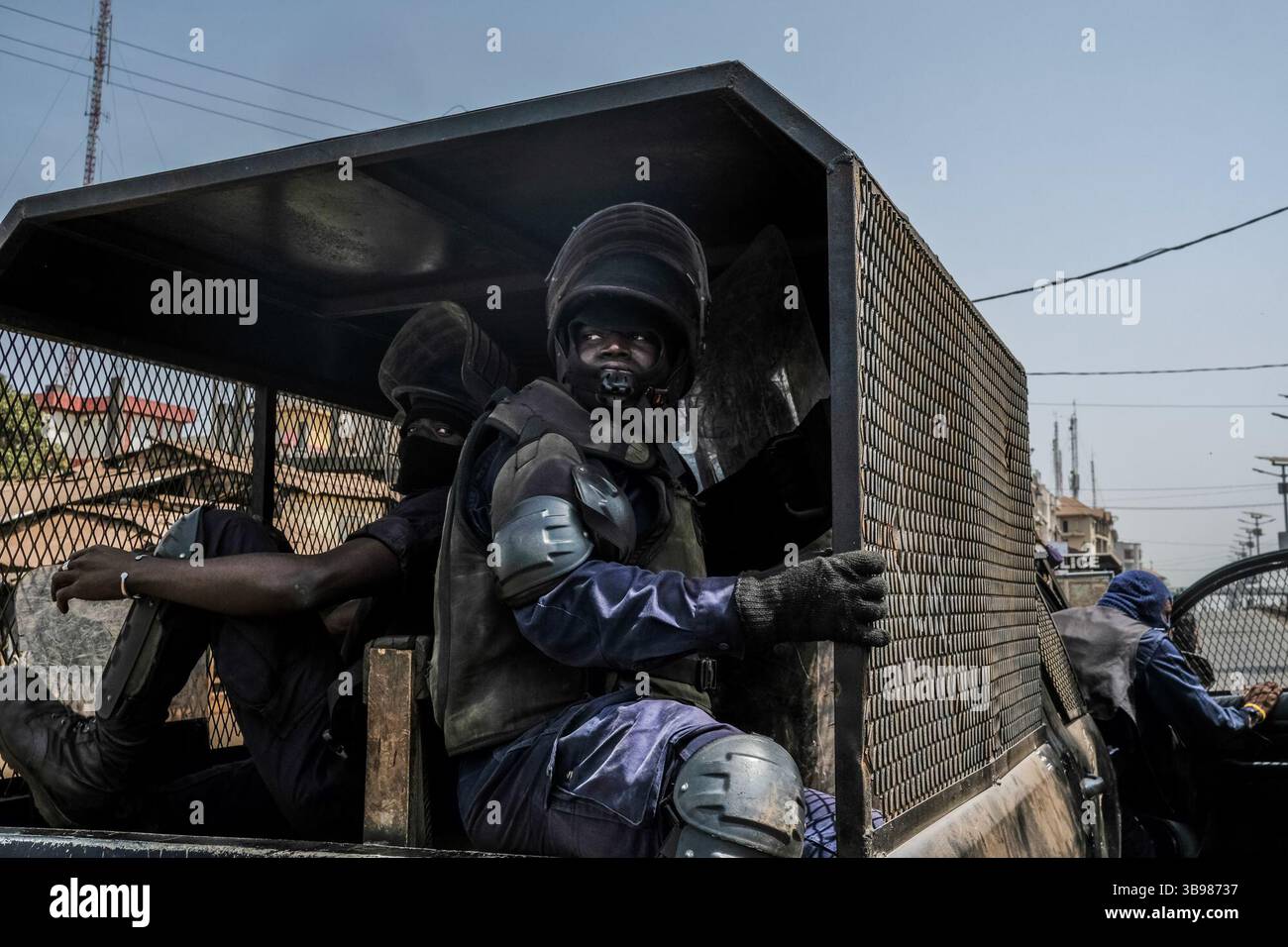 1 marzo 2020, Conakry, Conakry, Guinea: Dopo l'annuncio di Alpha Conde, su iniziativa di un nuovo rinvio delle elezioni, si sono verificati scontri tra la polizia e i giovani del distretto di Hamdallaye, nei sobborghi di Conakry. Diverse dozzine di manifestanti affrontarono la polizia e i gendarmi lungo uno degli assi principali della capitale. (Immagine di credito: © Sadak Souici/ZUMA Press Wire) Foto Stock