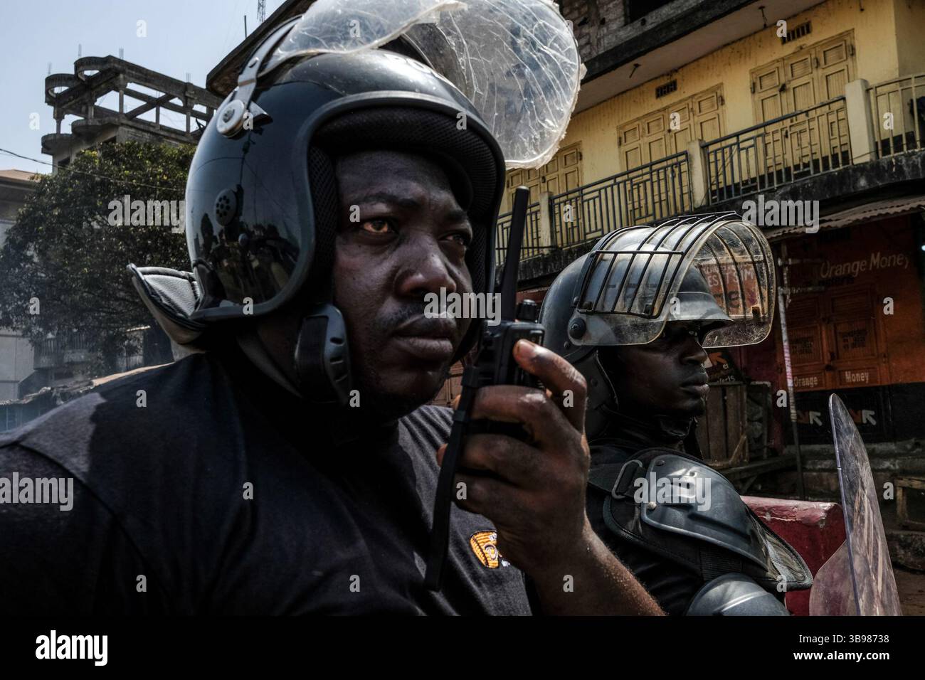 1 marzo 2020, Conakry, Conakry, Guinea: Dopo l'annuncio di Alpha Conde, su iniziativa di un nuovo rinvio delle elezioni, si sono verificati scontri tra la polizia e i giovani del distretto di Hamdallaye, nei sobborghi di Conakry. Diverse dozzine di manifestanti affrontarono la polizia e i gendarmi lungo uno degli assi principali della capitale. (Immagine di credito: © Sadak Souici/ZUMA Press Wire) Foto Stock