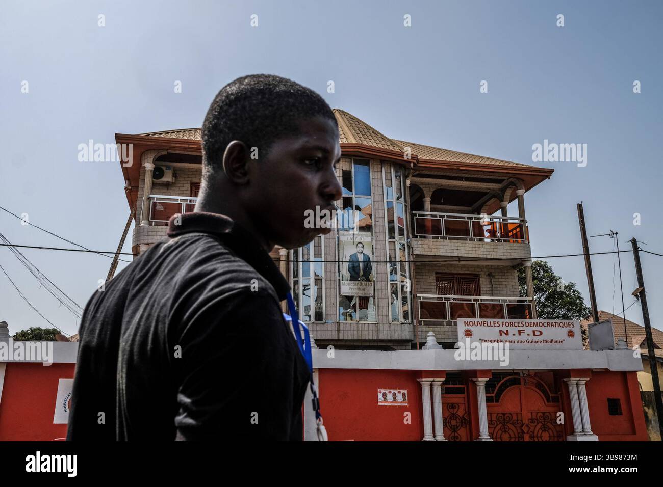 1 marzo 2020, Conakry, Conakry, Guinea: Dopo l'annuncio di Alpha Conde, su iniziativa di un nuovo rinvio delle elezioni, si sono verificati scontri tra la polizia e i giovani del distretto di Hamdallaye, nei sobborghi di Conakry. Diverse dozzine di manifestanti affrontarono la polizia e i gendarmi lungo uno degli assi principali della capitale. (Immagine di credito: © Sadak Souici/ZUMA Press Wire) Foto Stock