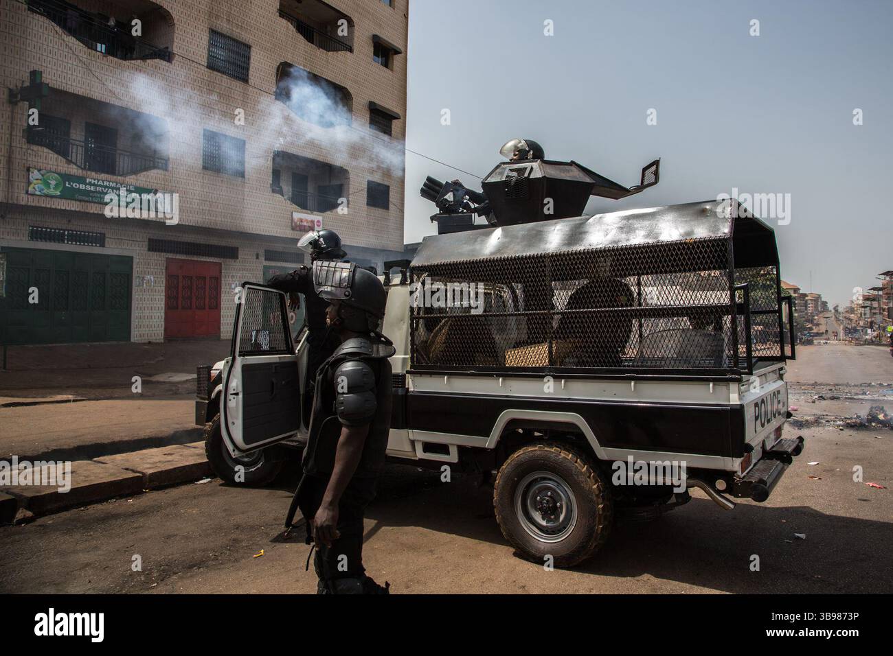29 febbraio 2020, Conakry, Conakry, Guinea: Dopo l'annuncio di Alpha Conde, su iniziativa di un nuovo rinvio delle elezioni, si sono verificati scontri tra la polizia e i giovani del distretto di Hamdallaye, nella periferia di Conakry. Diverse dozzine di manifestanti affrontarono la polizia e i gendarmi lungo uno degli assi principali della capitale. (Immagine di credito: © Sadak Souici/ZUMA Press Wire) Foto Stock