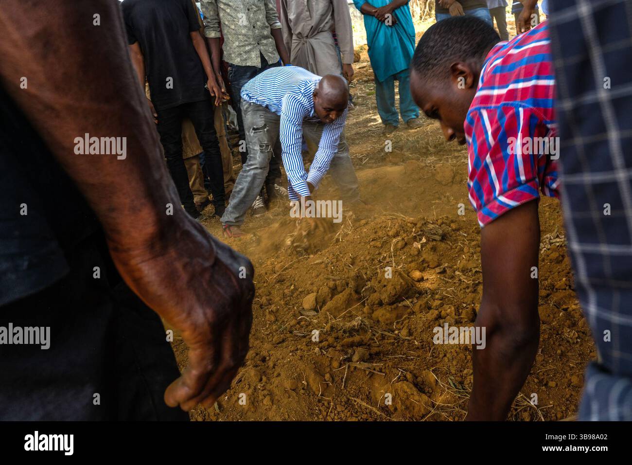 2 marzo 2020, Conakry, Conakry, Guinea: Giovani del quartiere di Hamdallaye e membri dei partiti di opposizione erano presenti al funerale di Kadiatou Bah per aiutare a seppellire la tomba del defunto...da metà ottobre, la capitale della Guinea vive al ritmo delle scene di guerriglia urbana tra giovani dimostranti del fronte Nazionale per la difesa della Costituzione e la polizia. Protestano contro la volontà del presidente Alpha Conde di candidarsi per un terzo mandato cambiando la Costituzione. Almeno trenta persone sono morte negli scontri dalla fine del 2019 (Credit Imag Foto Stock