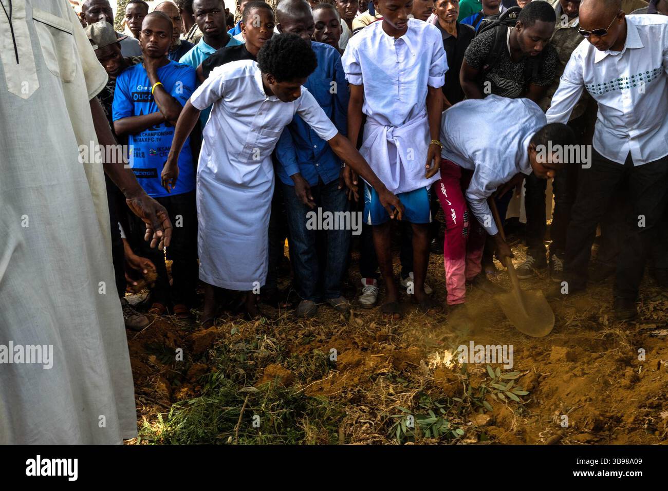 2 marzo 2020, Conakry, Conakry, Guinea: Giovani del quartiere di Hamdallaye e membri dei partiti di opposizione erano presenti al funerale di Kadiatou Bah per aiutare a seppellire la tomba del defunto...da metà ottobre, la capitale della Guinea vive al ritmo delle scene di guerriglia urbana tra giovani dimostranti del fronte Nazionale per la difesa della Costituzione e la polizia. Protestano contro la volontà del presidente Alpha Conde di candidarsi per un terzo mandato cambiando la Costituzione. Almeno trenta persone sono morte negli scontri dalla fine del 2019 (Credit Imag Foto Stock
