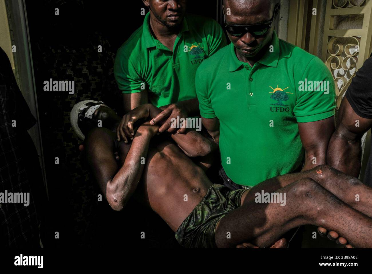 1 marzo 2020, Conakry, Conakry, Guinea: Il giovane Alpha Oumar Keita, 16 anni, colpito dietro l'orecchio da una tanica di gas lacrimogeni, viene evacuato, incosciente, dalla sede di un partito di opposizione per essere portato all'ospedale nazionale...da metà ottobre, la capitale della Guinea vive al ritmo delle scene di guerriglia urbana tra giovani dimostranti del fronte Nazionale per la difesa della Costituzione e la polizia. Protestano contro la volontà del presidente Alpha Conde di candidarsi per un terzo mandato cambiando la Costituzione. Almeno trenta persone sono morte negli scontri dalla fine di Foto Stock