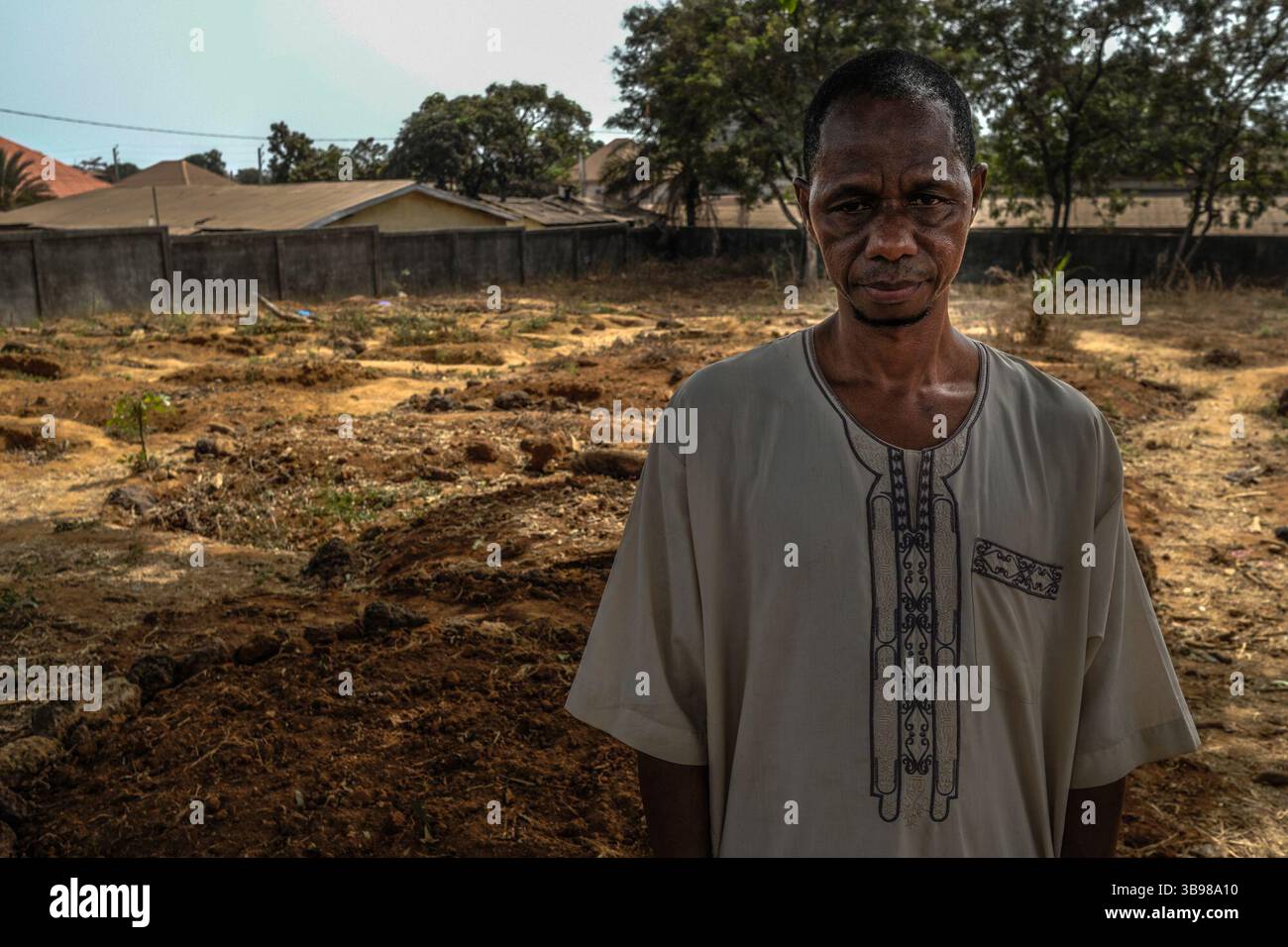 2 marzo 2020, Conakry, Conakry, Guinea: Mamadou Djouma Bah, il marito del defunto medita sulla tomba appena scavata... da metà ottobre, la capitale della Guinea vive al ritmo delle scene di guerriglia urbana tra giovani dimostranti del fronte Nazionale per la difesa della Costituzione e la polizia. Protestano contro la volontà del presidente Alpha Conde di candidarsi per un terzo mandato cambiando la Costituzione. Almeno trenta persone sono morte negli scontri dalla fine del 2019 (Credit Image: © Sadak Souici/ZUMA Press Wire) Foto Stock