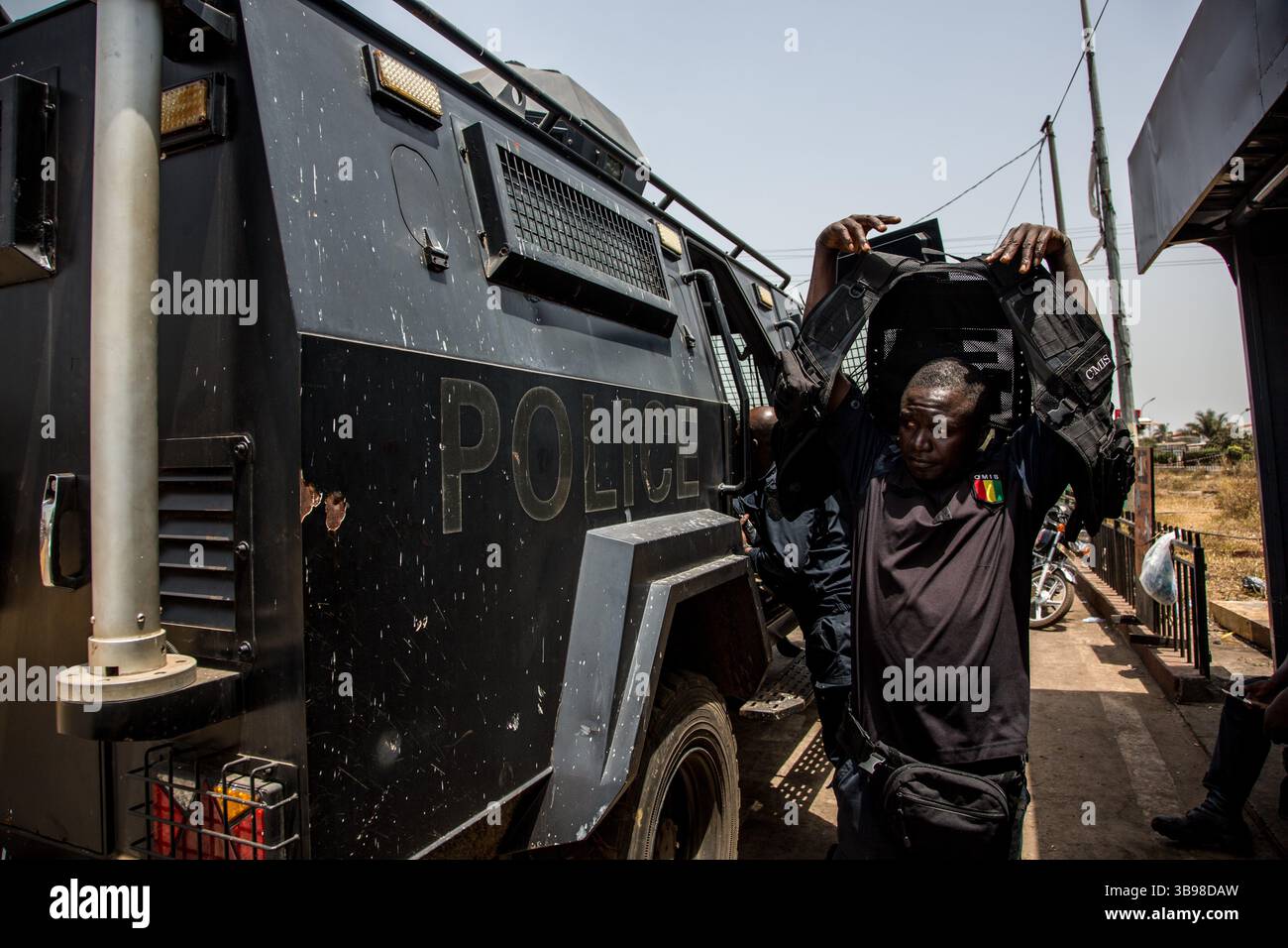 5 marzo 2020, Conakry, Conakry, Guinea: L'opposizione guineana ha chiesto una gigantesca manifestazione attraverso la capitale Conakry, giovedì 5 marzo. Tuttavia, il governo non aveva ancora dato la sua autorizzazione quel giorno e l'opposizione si ritirò a mezzogiorno, chiedendo un movimento di "città morta”, dove nessuno se ne stava andando. Ma il distretto di Wanindara, un noto sobborgo della capitale, aveva decine o addirittura centinaia di manifestanti che si scontravano con la polizia locale. La mattina, le divisioni di polizia si stavano preparando ad andare a Wanindara e attraversarono l'intera città per parcheggiare vicino alla seduta dimostrativa Foto Stock
