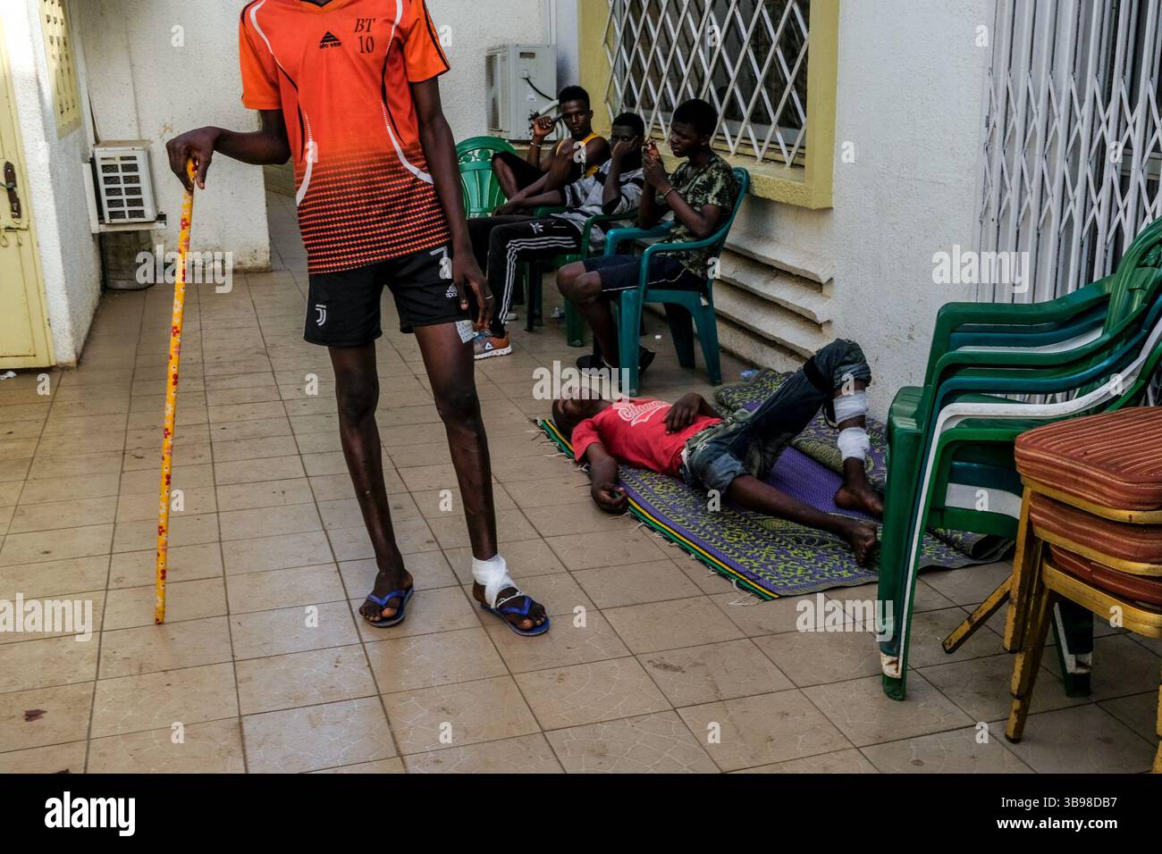 1 marzo 2020, Conakry, Conakry, Guinea: I feriti aspettano di essere curati dai medici in una clinica improvvisata presso la sede del primo partito di opposizione... da metà ottobre, la capitale della Guinea vive al ritmo delle scene di guerriglia urbana tra giovani dimostranti del fronte Nazionale per la difesa della Costituzione e la polizia. Protestano contro la volontà del presidente Alpha Conde di candidarsi per un terzo mandato cambiando la Costituzione. Almeno trenta persone sono morte negli scontri dalla fine del 2019 (Credit Image: © Sadak Souici/ZUMA Press Wire) Foto Stock