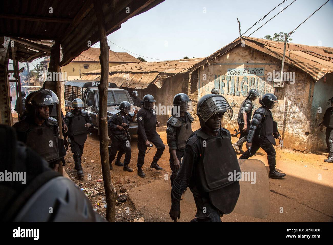 5 marzo 2020, Conakry, Conakry, Guinea: L'opposizione guineana ha chiesto una gigantesca manifestazione attraverso la capitale Conakry, giovedì 5 marzo. Tuttavia, il governo non aveva ancora dato la sua autorizzazione quel giorno e l'opposizione si ritirò a mezzogiorno, chiedendo un movimento di "città morta”, dove nessuno se ne stava andando. Ma il distretto di Wanindara, un noto sobborgo della capitale, aveva decine o addirittura centinaia di manifestanti che si scontravano con la polizia locale. La mattina, le divisioni di polizia si stavano preparando ad andare a Wanindara e attraversarono l'intera città per parcheggiare vicino alla seduta dimostrativa Foto Stock