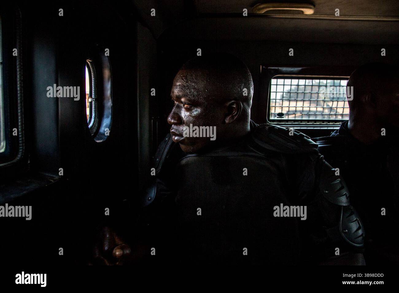 5 marzo 2020, Conakry, Conakry, Guinea: Le divisioni di polizia si stavano preparando ad andare a Wanindara e attraversarono l'intera città per parcheggiare vicino al sito delle manifestazioni con piccoli camion che trasportavano truppe. Il gas lacrimogeno è stato utilizzato più di 15 volte contro i giovani dimostranti che lanciano pietre. Almeno due agenti di polizia sono rimasti feriti e, dal lato dell'opposizione, ci sono stati 2 morti e molti feriti gravi... da metà ottobre, la capitale della Guinea vive al ritmo delle scene di guerriglia urbana tra giovani dimostranti del fronte Nazionale per la difesa della Costituzione An Foto Stock