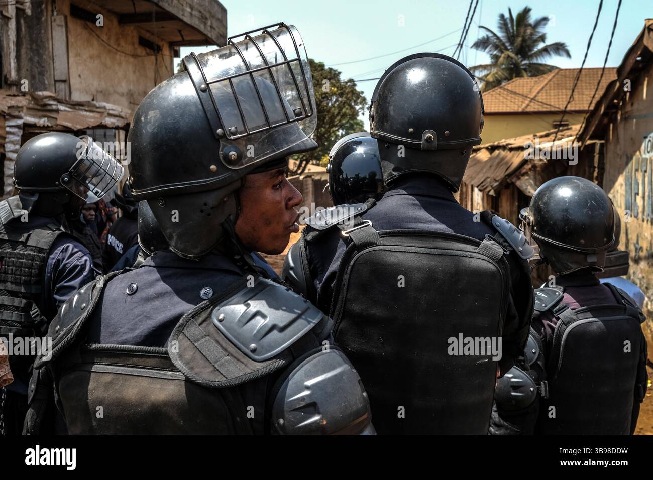 6 marzo 2020, Conakry, Conakry, Guinea: L'opposizione guineana ha chiesto una gigantesca manifestazione attraverso la capitale Conakry, giovedì 5 marzo. Tuttavia, il governo non aveva ancora dato la sua autorizzazione quel giorno e l'opposizione si ritirò a mezzogiorno, chiedendo un movimento di "città morta”, dove nessuno se ne stava andando. Ma il distretto di Wanindara, un noto sobborgo della capitale, aveva decine o addirittura centinaia di manifestanti che si scontravano con la polizia locale. La mattina, le divisioni di polizia si stavano preparando ad andare a Wanindara e attraversarono l'intera città per parcheggiare vicino alla seduta dimostrativa Foto Stock