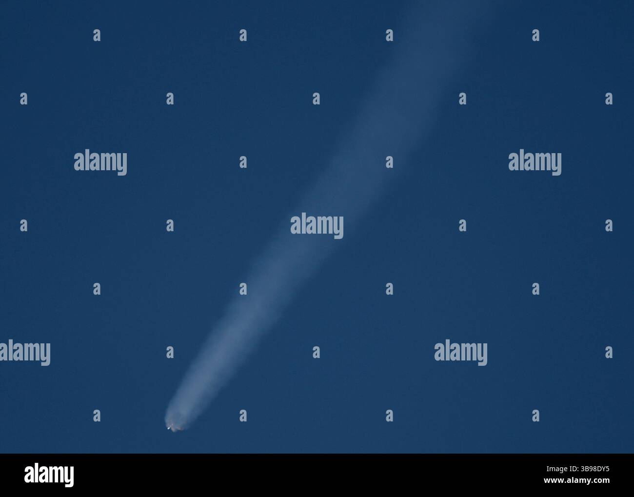 Dopo un ritardo di 48 ore SpaceX Starllink lancia un Falcon 9 con dozzine di satelliti e per la prima volta ceneri di persone nello spazio da Vandenberg SFB, CA/USA, martedì 31 gennaio 2023. Le ceneri 5 persone saranno sul razzo e orbiteranno intorno alla Terra per un massimo di 10 anni, prima di schiantarsi attraverso l'atmosfera e bruciare. Questo è il primo lancio da parte di StardustMe dalla nuova Zelanda di resti umani in orbita Sense 1992, quando una navetta spaziale della NASA trasportò le ceneri del creatore di Star Trek Gene Roddenberry?. (Immagine di credito: © Gene Blevins/ZUMA Press Wire) Foto Stock