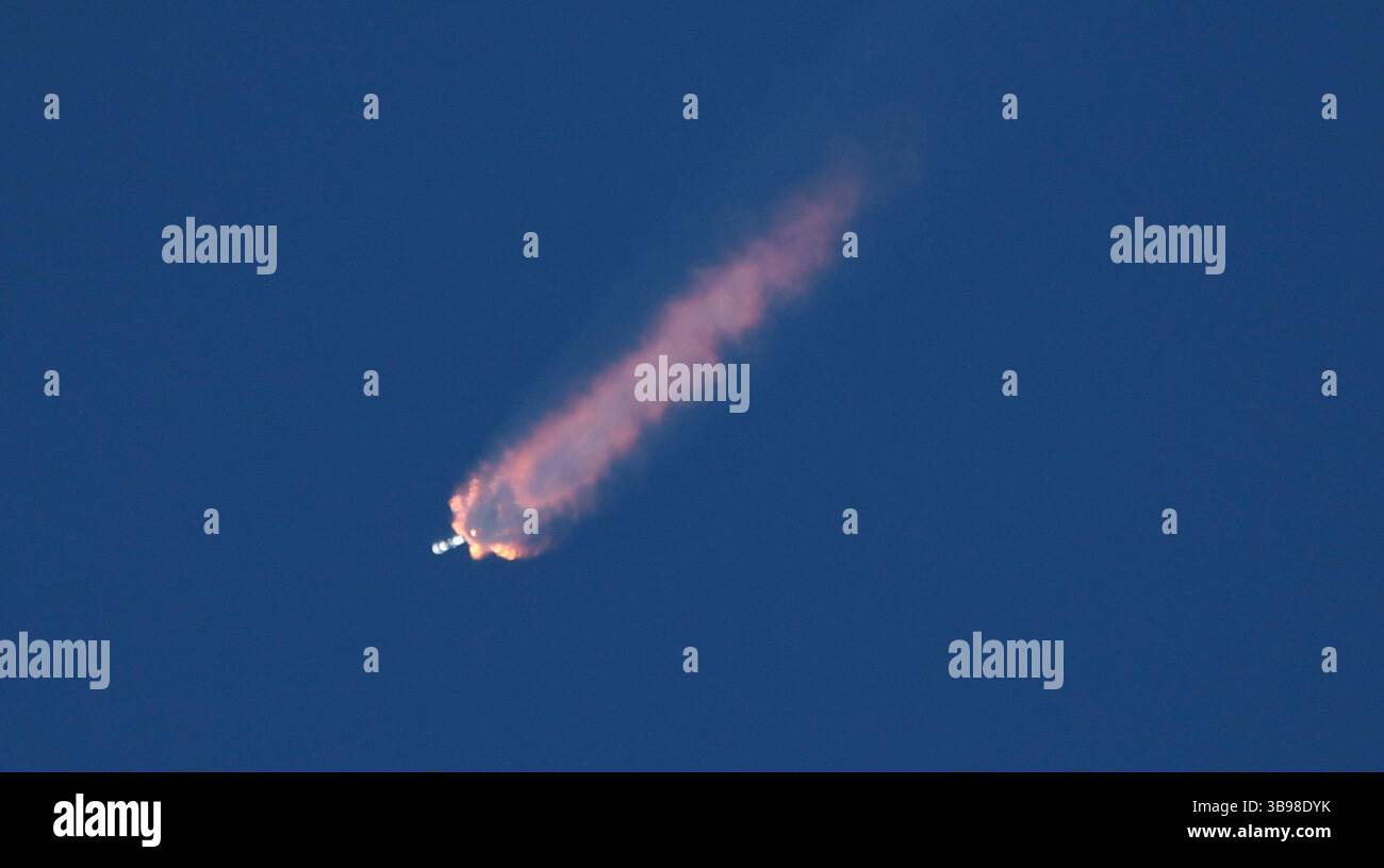 Dopo un ritardo di 48 ore SpaceX Starllink lancia un Falcon 9 con dozzine di satelliti e per la prima volta ceneri di persone nello spazio da Vandenberg SFB, CA/USA, martedì 31 gennaio 2023. Le ceneri 5 persone saranno sul razzo e orbiteranno intorno alla Terra per un massimo di 10 anni, prima di schiantarsi attraverso l'atmosfera e bruciare. Questo è il primo lancio da parte di StardustMe dalla nuova Zelanda di resti umani in orbita Sense 1992, quando una navetta spaziale della NASA trasportò le ceneri del creatore di Star Trek Gene Roddenberry?. (Immagine di credito: © Gene Blevins/ZUMA Press Wire) Foto Stock