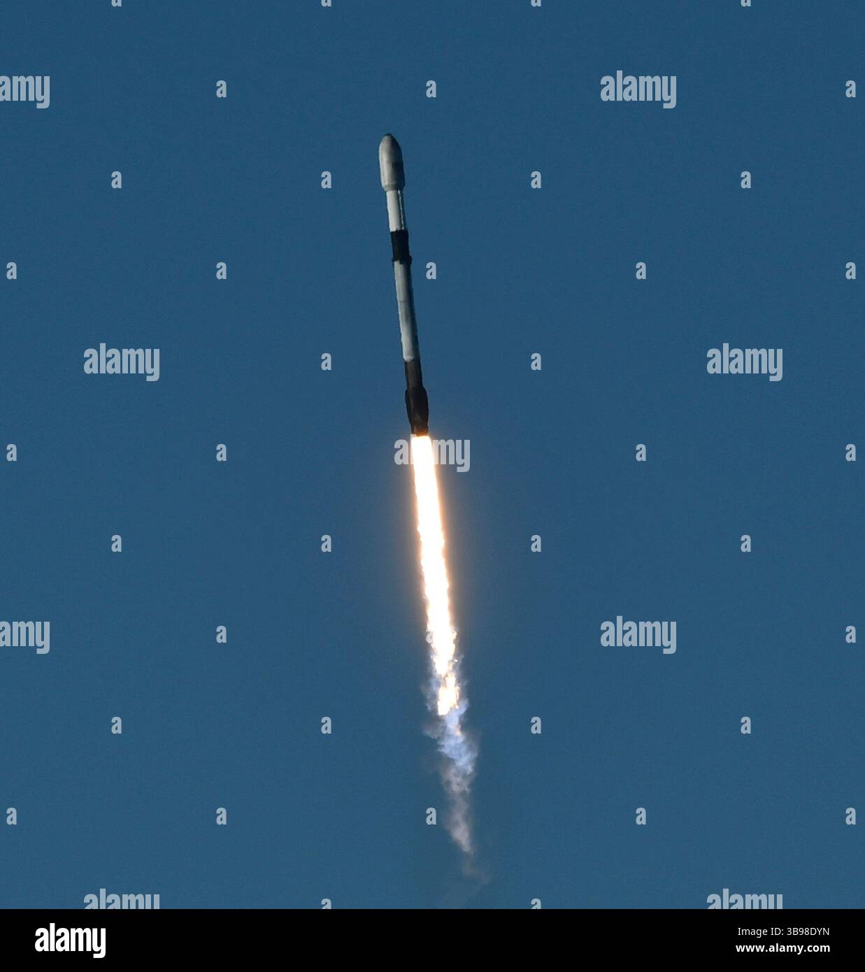 Dopo un ritardo di 48 ore SpaceX Starllink lancia un Falcon 9 con dozzine di satelliti e per la prima volta ceneri di persone nello spazio da Vandenberg SFB, CA/USA, martedì 31 gennaio 2023. Le ceneri 5 persone saranno sul razzo e orbiteranno intorno alla Terra per un massimo di 10 anni, prima di schiantarsi attraverso l'atmosfera e bruciare. Questo è il primo lancio da parte di StardustMe dalla nuova Zelanda di resti umani in orbita Sense 1992, quando una navetta spaziale della NASA trasportò le ceneri del creatore di Star Trek Gene Roddenberry?. (Immagine di credito: © Gene Blevins/ZUMA Press Wire) Foto Stock