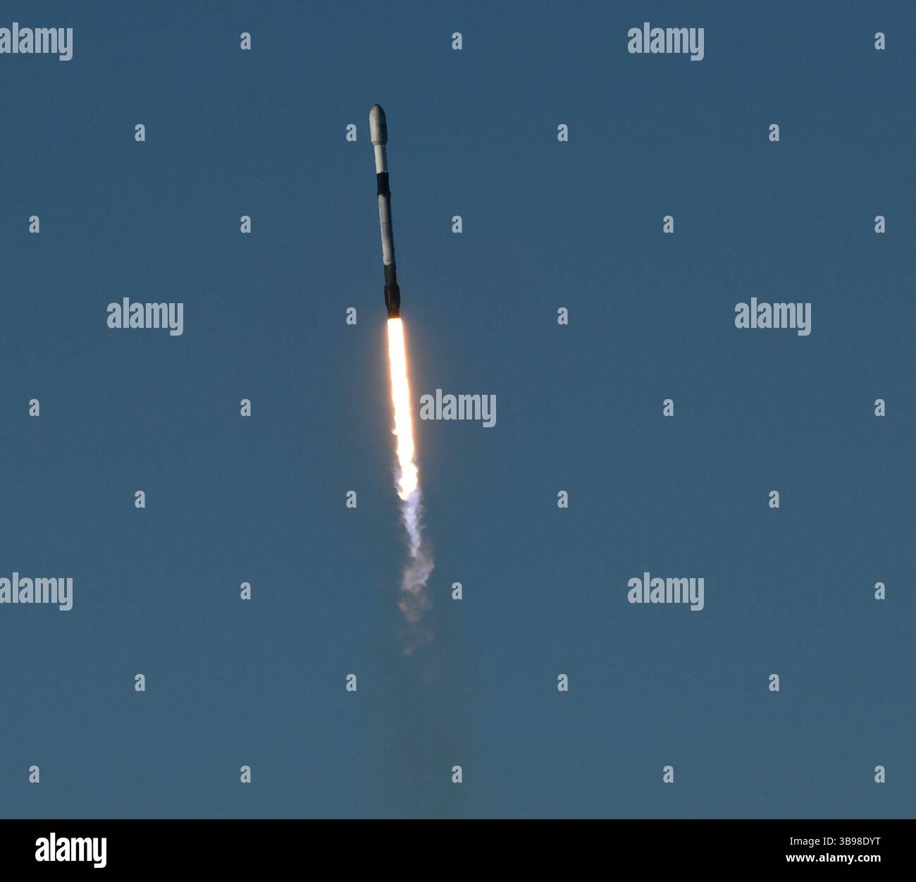 Dopo un ritardo di 48 ore SpaceX Starllink lancia un Falcon 9 con dozzine di satelliti e per la prima volta ceneri di persone nello spazio da Vandenberg SFB, CA/USA, martedì 31 gennaio 2023. Le ceneri 5 persone saranno sul razzo e orbiteranno intorno alla Terra per un massimo di 10 anni, prima di schiantarsi attraverso l'atmosfera e bruciare. Questo è il primo lancio da parte di StardustMe dalla nuova Zelanda di resti umani in orbita Sense 1992, quando una navetta spaziale della NASA trasportò le ceneri del creatore di Star Trek Gene Roddenberry?. (Immagine di credito: © Gene Blevins/ZUMA Press Wire) Foto Stock