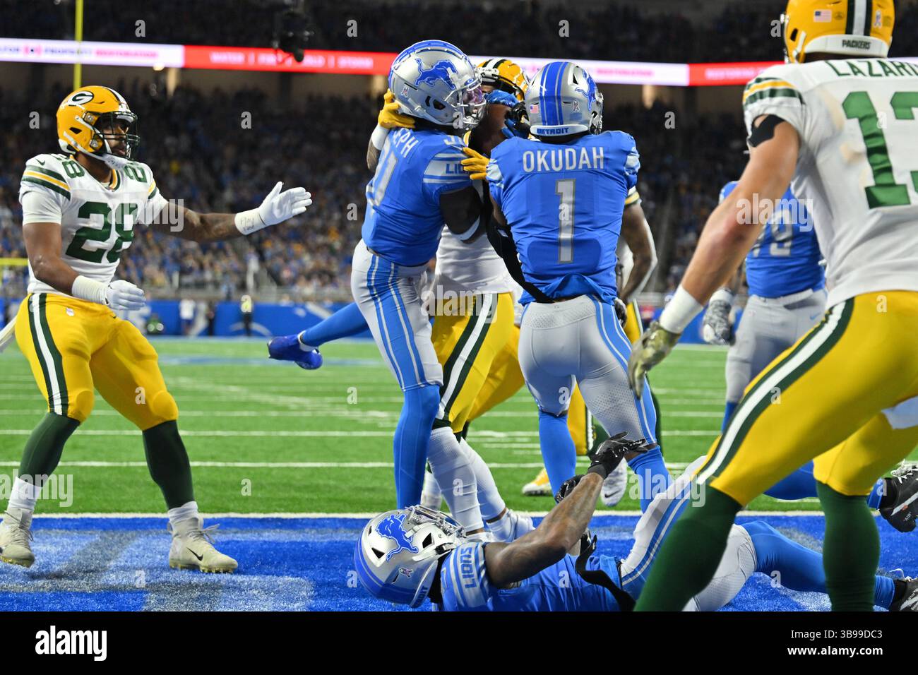 9DETROIT, mi - 06 NOVEMBRE: Detroit Lions Safety (31) Kerby Joseph e Detroit Lions cornerback (1) Jeff Okudah combattono per un intercetto durante la partita tra Green Bay Packers e Detroit Lions il 6 novembre 2022 a Detroit, mi (foto di Allan Dranberg/CSM) (immagine di credito: © Allan Dranberg/CSM/CSM via ZUMA Press Wire) Foto Stock