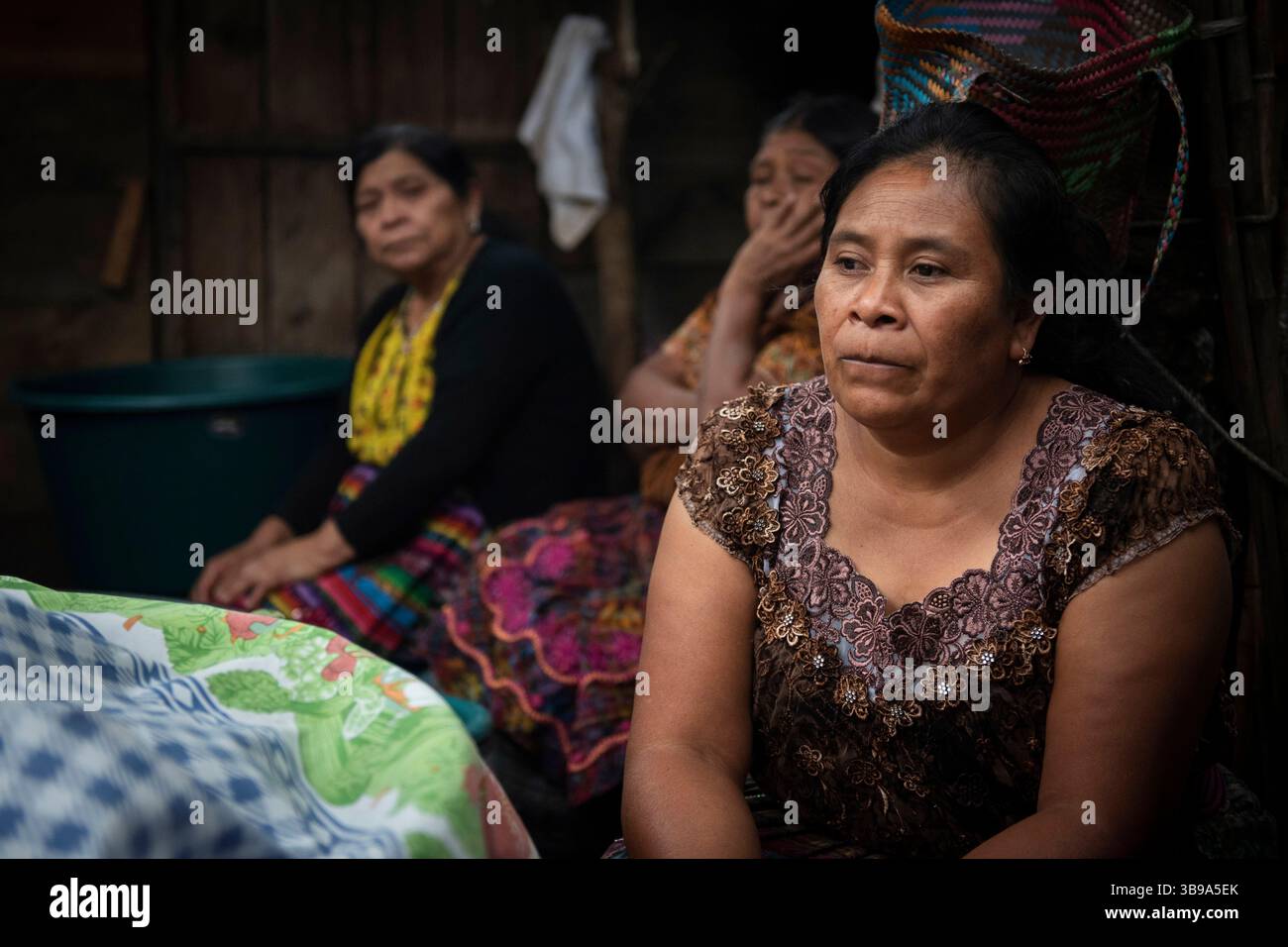 8 ottobre 2022, San Lucas Toliman, Guatemala: Un gruppo di donne riposano dopo aver preparato Tamales a raccogliere fondi con l'obiettivo di costruire la chiesa evangelica "Gesù Cristo è la nostra bandiera", che è attualmente fatta di legno, con materiali più durevoli. Il tamale (dal nahuatl tamalli, che significa avvolto) è un cibo tradizionale guatemalteco di origine precolombiana, fatto di mais, ripieno di pollo e vari ingredienti, cucinato in un fascio di foglie vegetali. (Immagine di credito: © Mariana Nedelcu/ZUMA Press Wire) Foto Stock