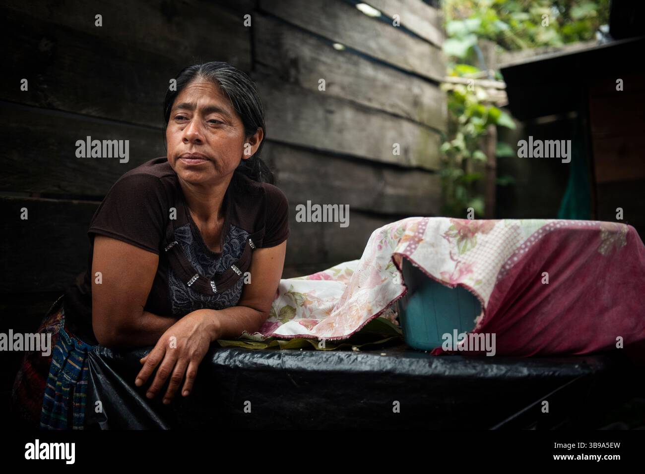 8 ottobre 2022, San Lucas Toliman, Guatemala: Una donna riposa dopo aver preparato Tamales a raccogliere fondi con l'obiettivo di costruire la chiesa evangelica "Gesù Cristo è la nostra bandiera", che è attualmente fatta di legno, con materiali più durevoli. Il tamale (dal nahuatl tamalli, che significa avvolto) è un cibo tradizionale guatemalteco di origine precolombiana, fatto di mais, ripieno di pollo e vari ingredienti, cucinato in un fascio di foglie vegetali. (Immagine di credito: © Mariana Nedelcu/ZUMA Press Wire) Foto Stock