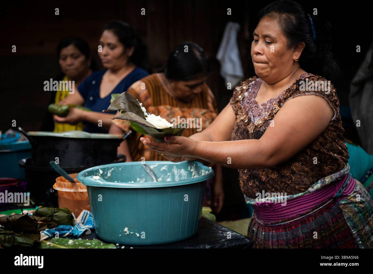 8 ottobre 2022, San Lucas Toliman, Guatemala: Un gruppo di donne prepara Tamales a raccogliere fondi con l'obiettivo di costruire la chiesa evangelica "Gesù Cristo è la nostra bandiera", che attualmente è fatta di legno, con materiali più durevoli. Il tamale (dal Nahuatl tamalli, che significa avvolto) è un cibo guatemalteco tradizionale di origine precolombiana fatto di mais, ripieno di pollo e di vari ingredienti, cotto in un fascio di foglie di verdura. (Credit Image: © Mariana Nedelcu/ZUMA Press Wire) Foto Stock