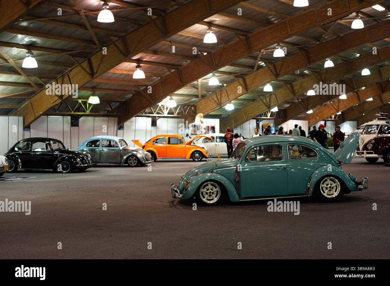 20 gennaio 2023, Bogotà, Cundinamarca, Colombia: I membri della comunità Volkswagen Beatle hanno allestito una mostra delle loro auto durante l'MCM Car Show a Bogotà, in Colombia, il più grande salone di auto in america latina, il 20 gennaio 2022. (Immagine di credito: © Chepa Beltran/LongVisual tramite ZUMA Press Wire) Foto Stock