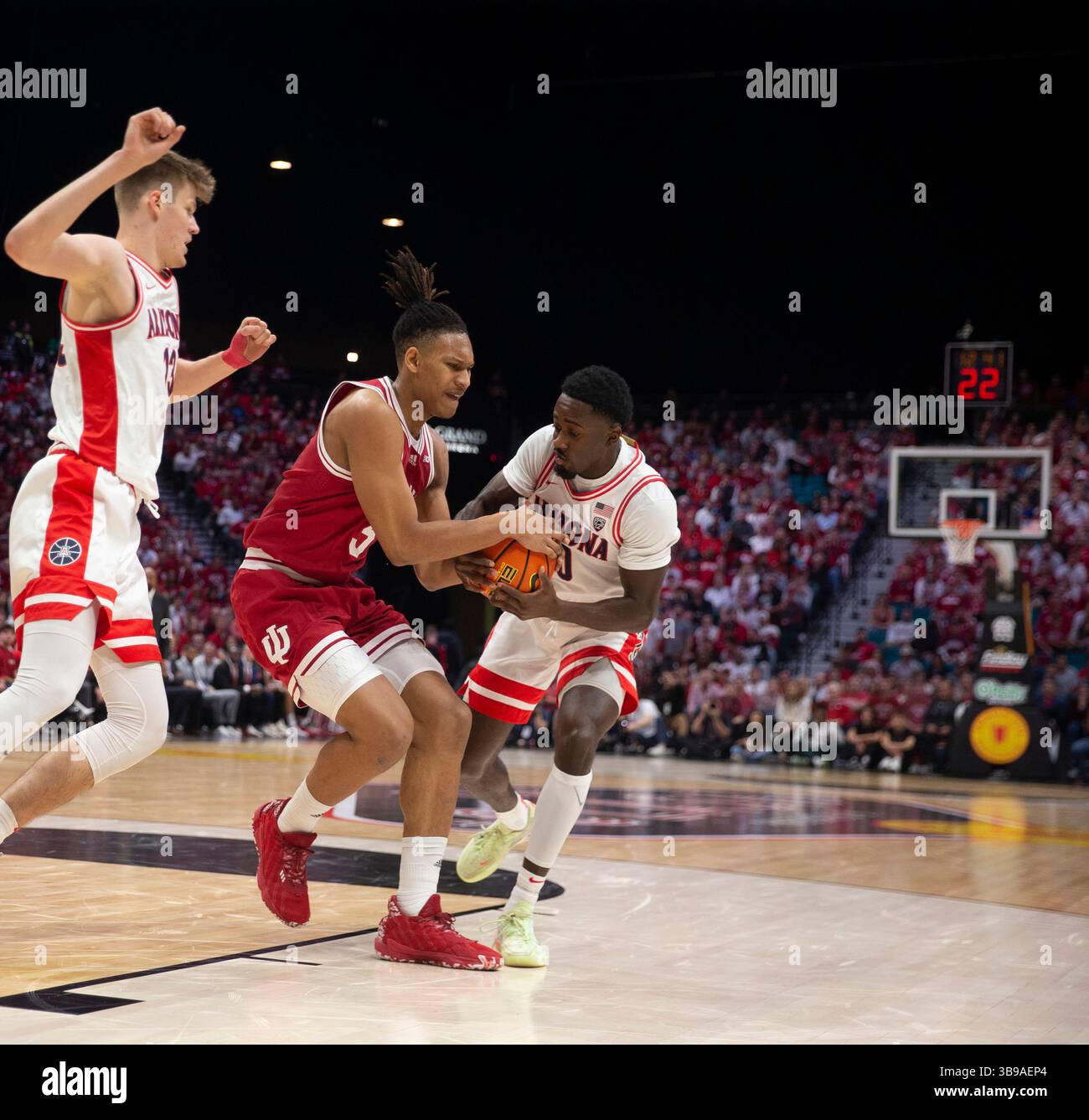 10 dicembre 2022 Las Vegas, NV, Stati Uniti, l'attaccante dell'Indiana Malik Reneau (5)la guardia dell'Arizona Courtney Ramey (0) combatte sul pallone durante la partita di pallacanestro maschile NCAA tra Arizona Wildcats e gli Indiana Hoosiers. L'Arizona ha battuto l'Indiana 89-75 all'MGM Grand Garden Arena di Las Vegas, Nevada. Thurman James / CSM (immagine di credito: © Thurman James/CSM via ZUMA Press Wire) Foto Stock