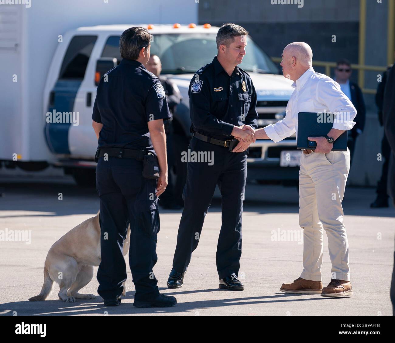 8 gennaio 2023, El Paso, Texas, Stati Uniti d'America: Il segretario per la sicurezza interna degli Stati Uniti Alejandro Mayorkas, Right, saluta gli ufficiali della pattuglia di frontiera e della dogana durante una visita al Bridge of the Americas Port of Entry, 8 gennaio 2023 a El Paso, Texas. Mayorkas sta accompagnando il presidente Joe Biden a El Paso per vedere il confine meridionale dove la migrazione è a un livello record. (Immagine di credito: © Tia Dufour/Homeland Security/Planet Pix tramite ZUMA Press Wire) Foto Stock