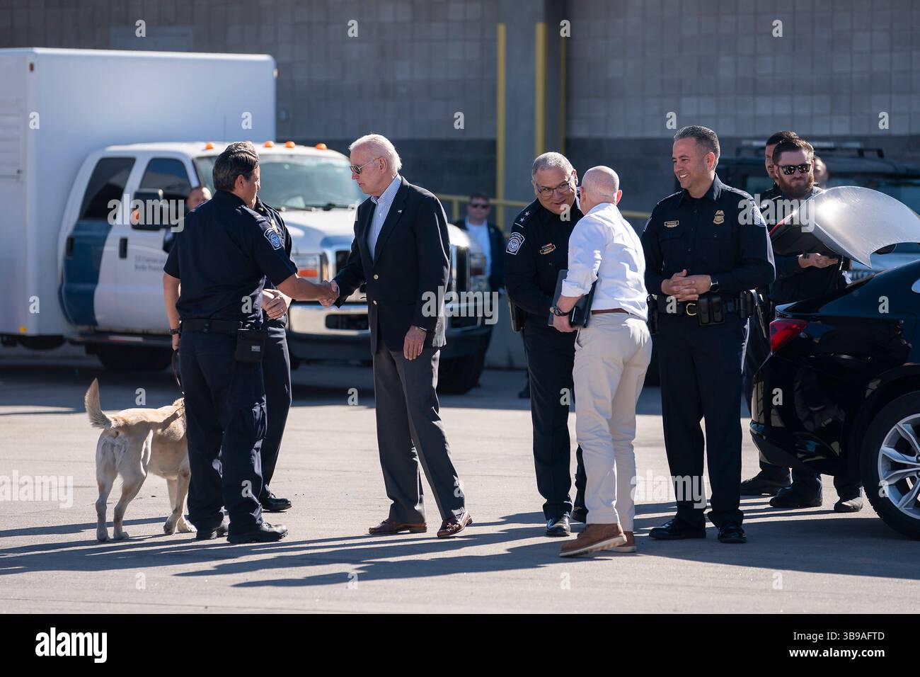 8 gennaio 2023, El Paso, Texas, Stati Uniti d'America: Il presidente degli Stati Uniti Joe Biden, Center, saluta gli ufficiali della pattuglia di frontiera e della dogana durante una visita al Bridge of the Americas Port of Entry, 8 gennaio 2023 a El Paso, Texas. Biden è a El Paso per vedere il confine meridionale dove la migrazione è a un livello record. (Immagine di credito: © Tia Dufour/Homeland Security/Planet Pix tramite ZUMA Press Wire) Foto Stock