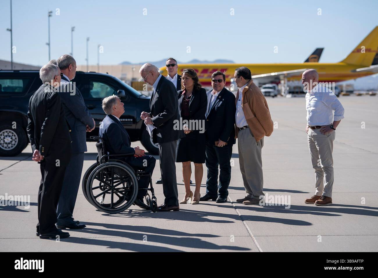 8 gennaio 2023, El Paso, Texas, Stati Uniti d'America: Il presidente degli Stati Uniti Joe Biden stringe la mano al governatore del Texas Greg Abbott, lasciato, all'arrivo all'aeroporto internazionale di El Paso, 8 gennaio 2023 a El Paso, Texas. Biden arrivò a El Paso per vedere il confine meridionale dove la migrazione è a un livello record. (Immagine di credito: © Tia Dufour/Homeland Security/Planet Pix tramite ZUMA Press Wire) Foto Stock