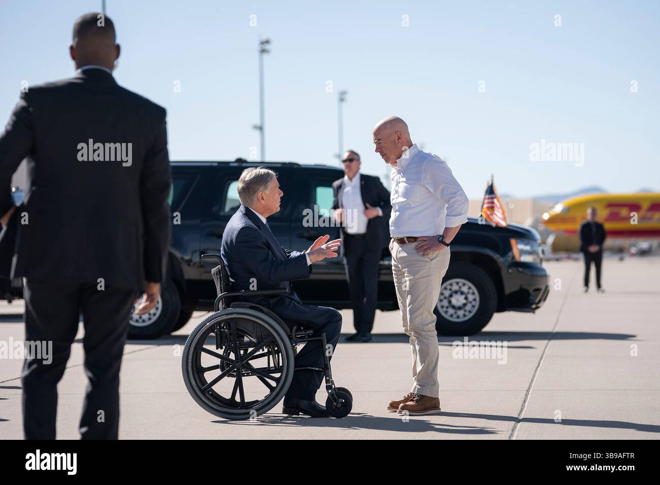 8 gennaio 2023, El Paso, Texas, Stati Uniti d'America: Il segretario per la sicurezza interna degli Stati Uniti Alejandro Mayorkas, a destra, parla con il governatore del Texas Greg Abbott, a sinistra, all'arrivo all'aeroporto internazionale di El Paso, 8 gennaio 2023 a El Paso, Texas. Mayorkas sta accompagnando il presidente Joe Biden a El Paso per vedere il confine meridionale dove la migrazione è a un livello record. (Immagine di credito: © Tia Dufour/Homeland Security/Planet Pix tramite ZUMA Press Wire) Foto Stock