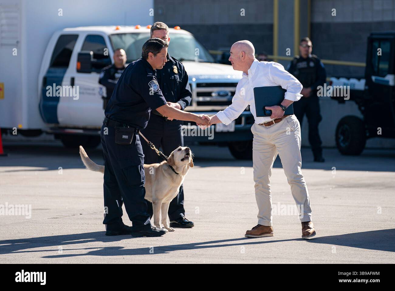 8 gennaio 2023, El Paso, Texas, Stati Uniti d'America: Il segretario per la sicurezza interna degli Stati Uniti Alejandro Mayorkas, Right, saluta gli ufficiali della pattuglia di frontiera e della dogana durante una visita al Bridge of the Americas Port of Entry, 8 gennaio 2023 a El Paso, Texas. Mayorkas sta accompagnando il presidente Joe Biden a El Paso per vedere il confine meridionale dove la migrazione è a un livello record. (Immagine di credito: © Tia Dufour/Homeland Security/Planet Pix tramite ZUMA Press Wire) Foto Stock