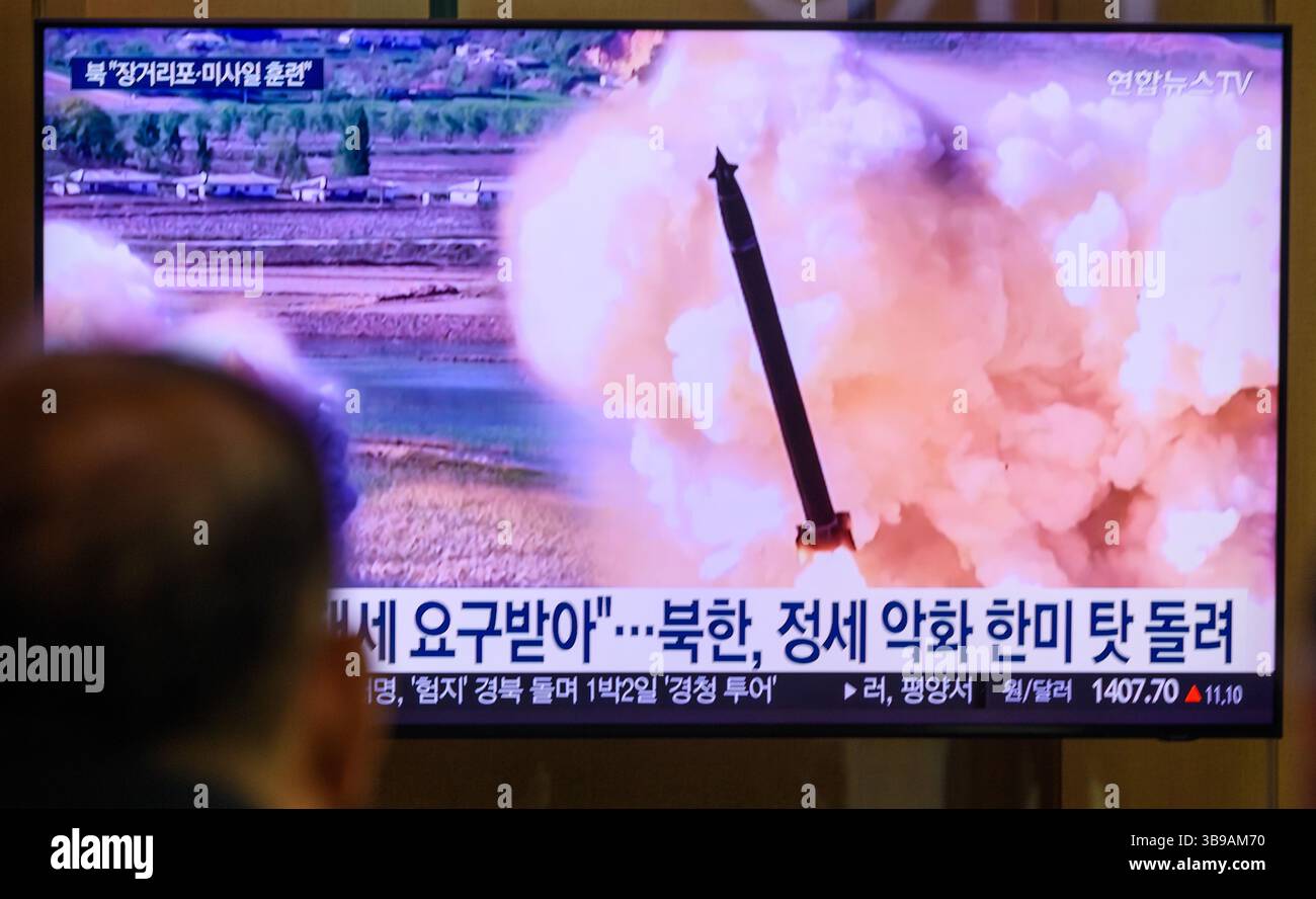 La gente guarda una trasmissione televisiva di notizie Yonhap 24 ore su 24 alla stazione ferroviaria di Seoul che mostra una trasmissione di notizie con un'esercitazione congiunta di artiglieria a lungo raggio e sistemi missilistici della divisione del fronte orientale dell'Esercito popolare coreano in un luogo sconosciuto nella Corea del Nord. Il leader nordcoreano Kim Jong un ha supervisionato un'esercitazione congiunta che coinvolge l'artiglieria a lungo raggio e una nuova variante di missili balistici tattici, sottolineando la prontezza di combattimento delle sue forze nucleari, la Korean Central News Agency (KCNA) ha riferito il 9 maggio. L'esercitazione ha coinvolto un sistema a razzo multistrato da 600 millimetri e l'Hwa Foto Stock